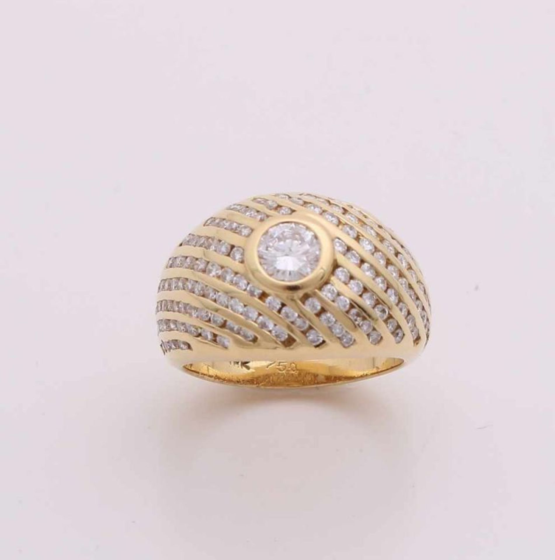 Yellow gold ring, 750/000, with diamonds. Ring with a rounded frame, set in the middle with a