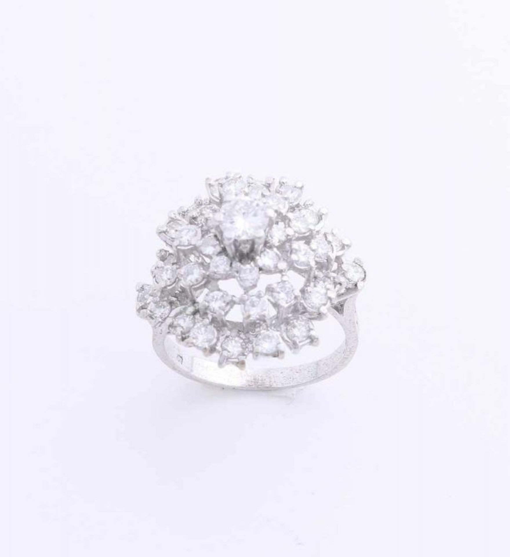 Elegant white gold rosette ring, 585/000, with around 35 diamonds. White gold ring with a stroke