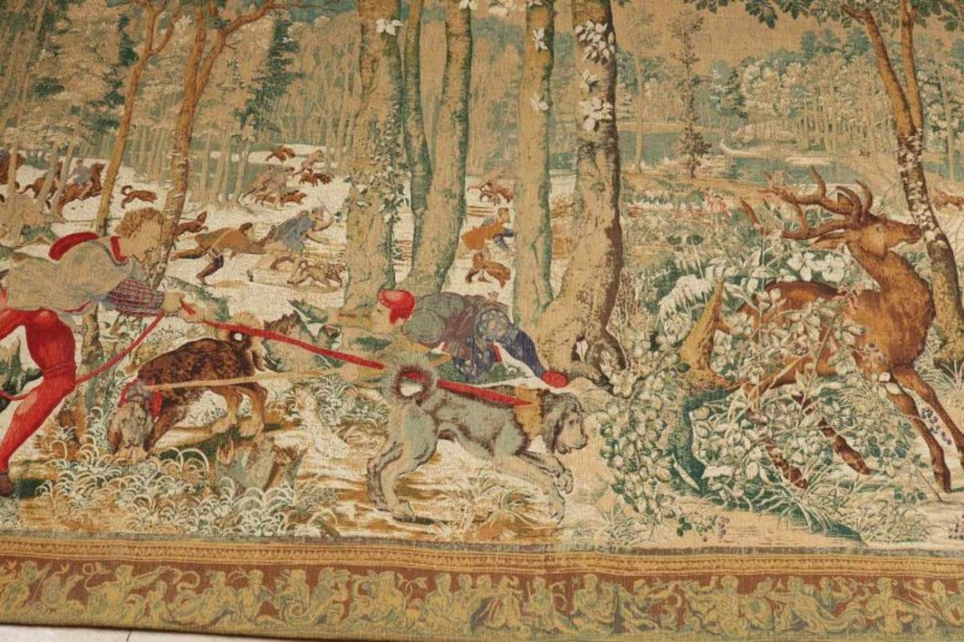 Antique gobelin with hunters and game. Around 1920. Dimensions: 128 x 183 cm. In good condition. - Bild 2 aus 3