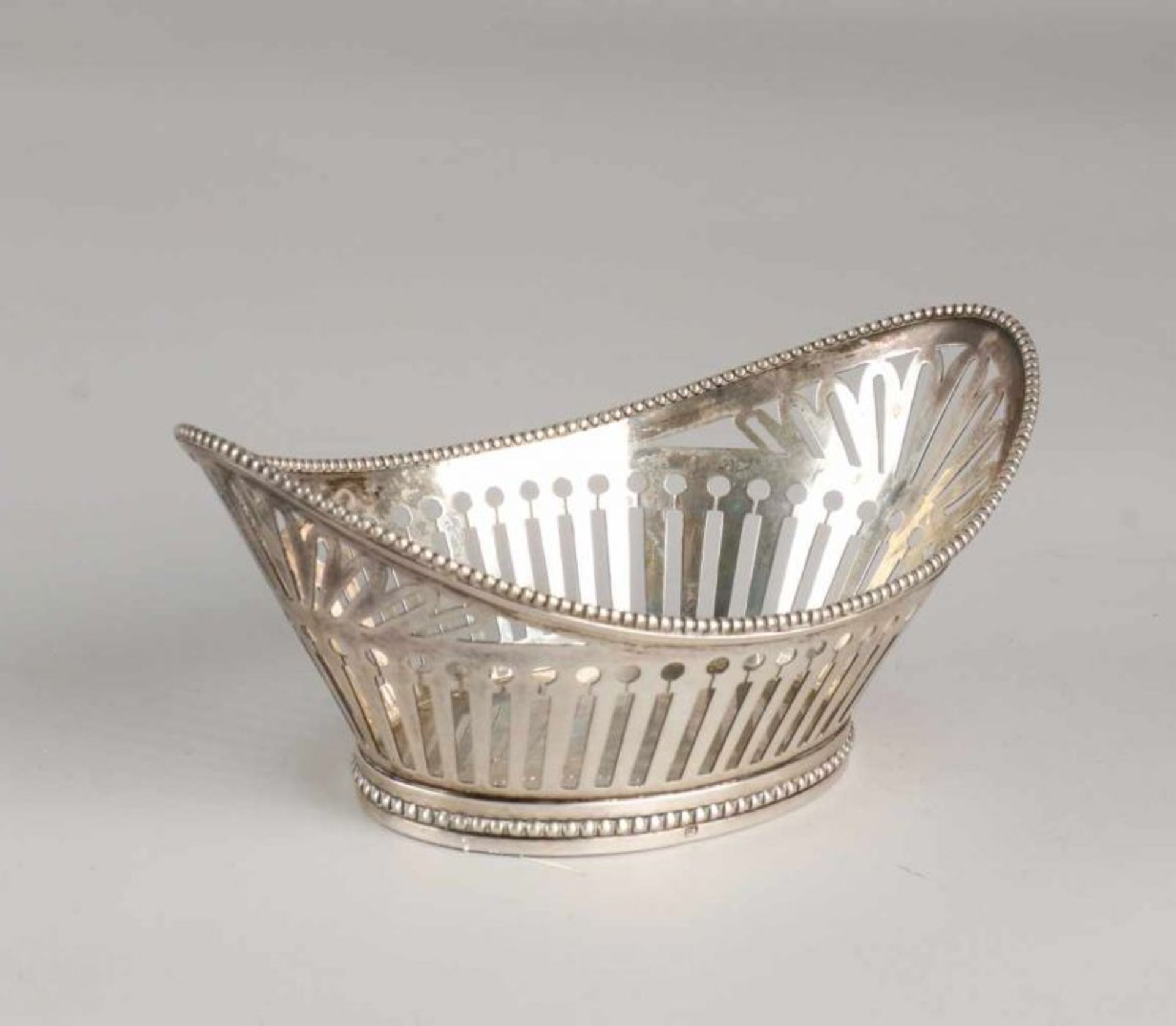 Silver bonbon basket, 833/000, boat-shaped model with sawwork with bars and pearl edge. Placed on an - Bild 2 aus 2