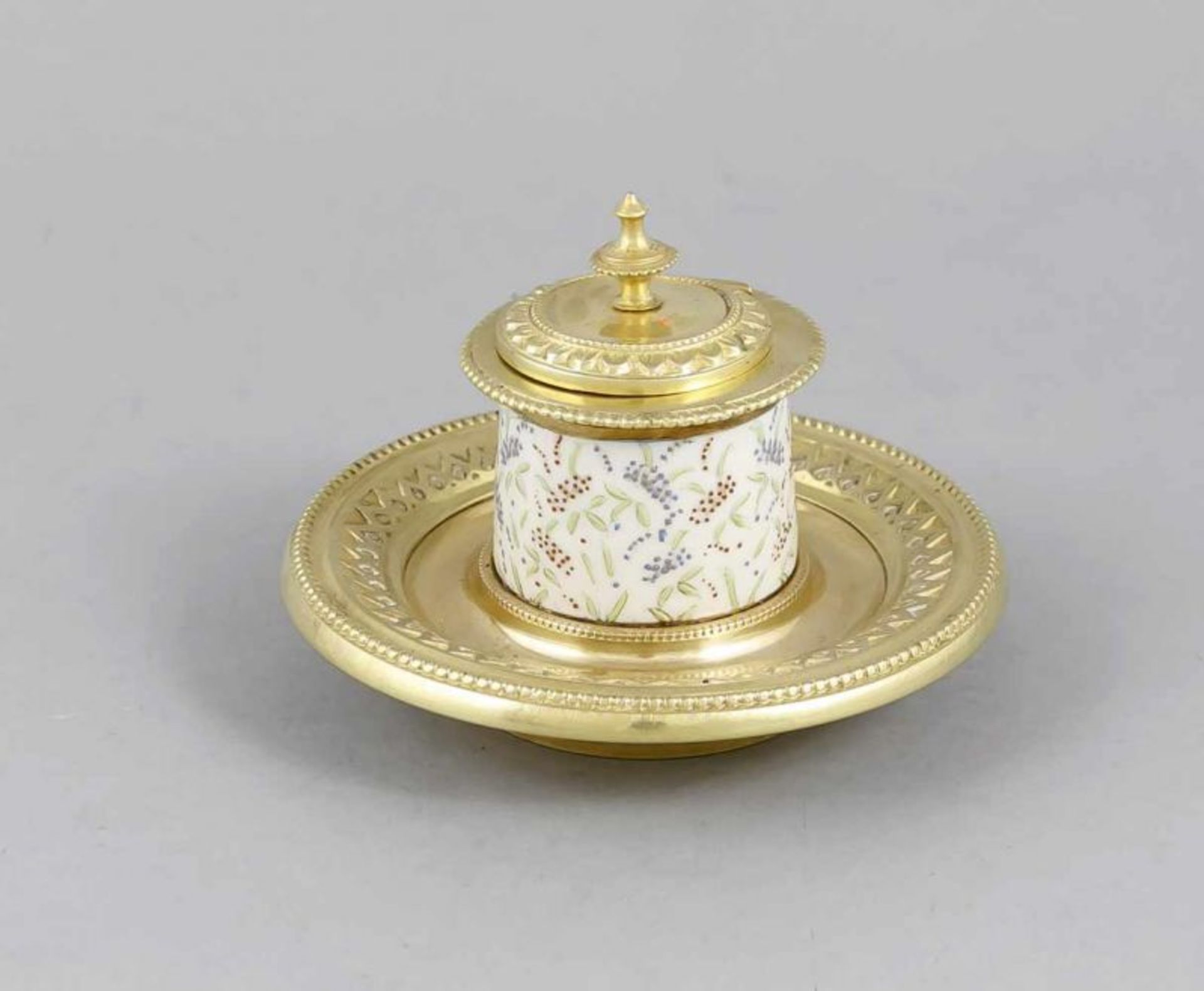 Beautiful 19th century gilt brass inkwell with porcelain reservoir. Size: 10 x 12 cm ø. In good