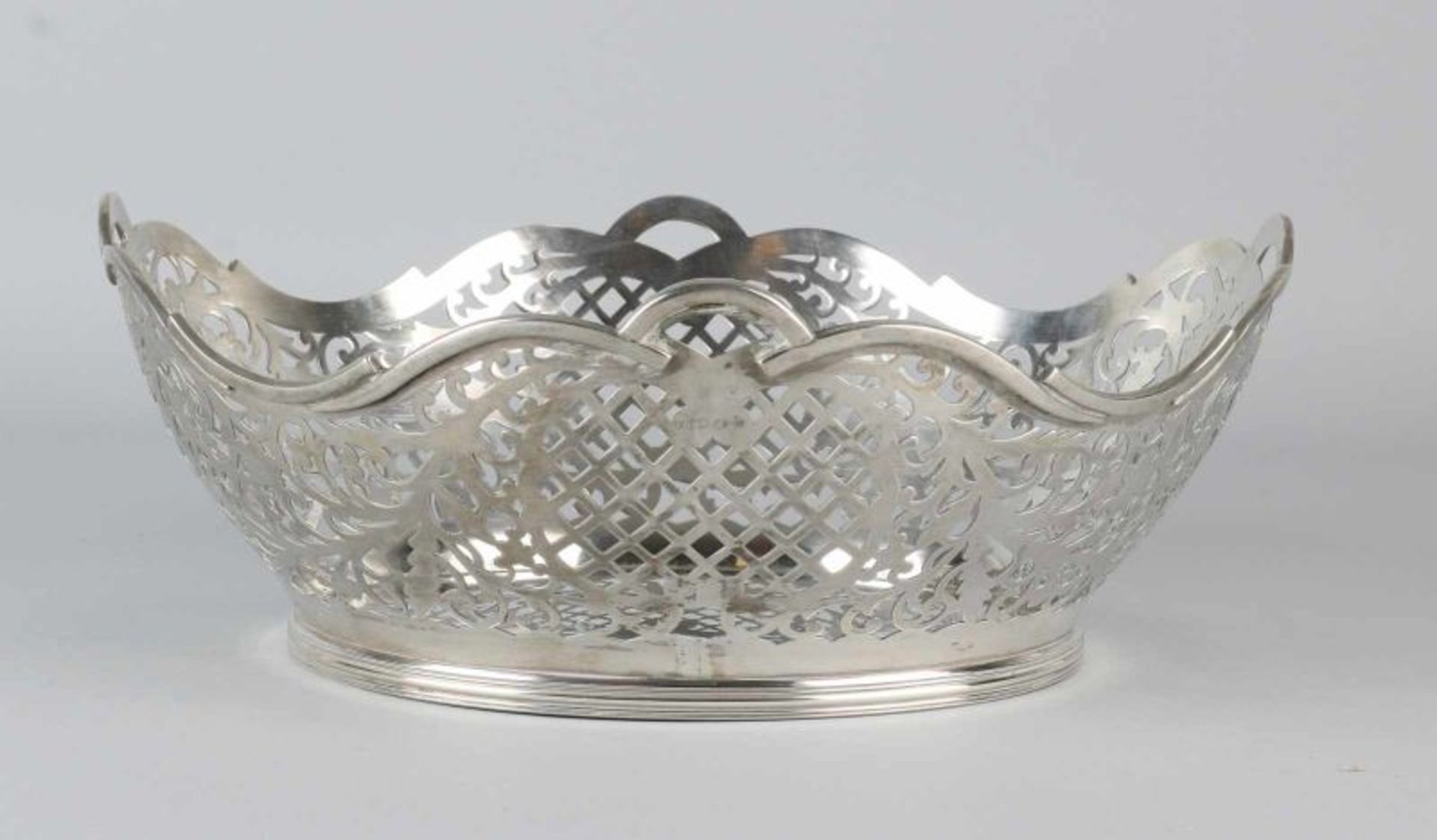 Silver basket, 835/000, oval / square sawn model with pumpkins, curls and floral pattern. Equipped - Bild 2 aus 3