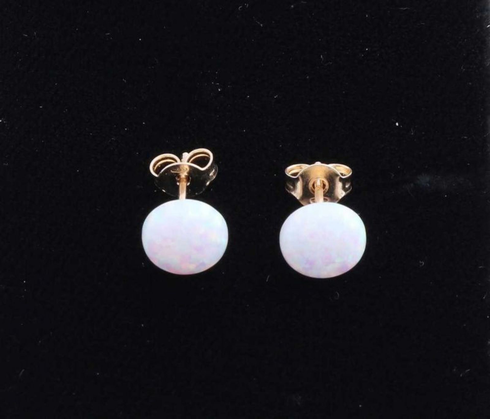 Yellow gold ear studs, 585/000, with cylindrical white pressed opal, ø 8 mm. approx 1.00 grams. New