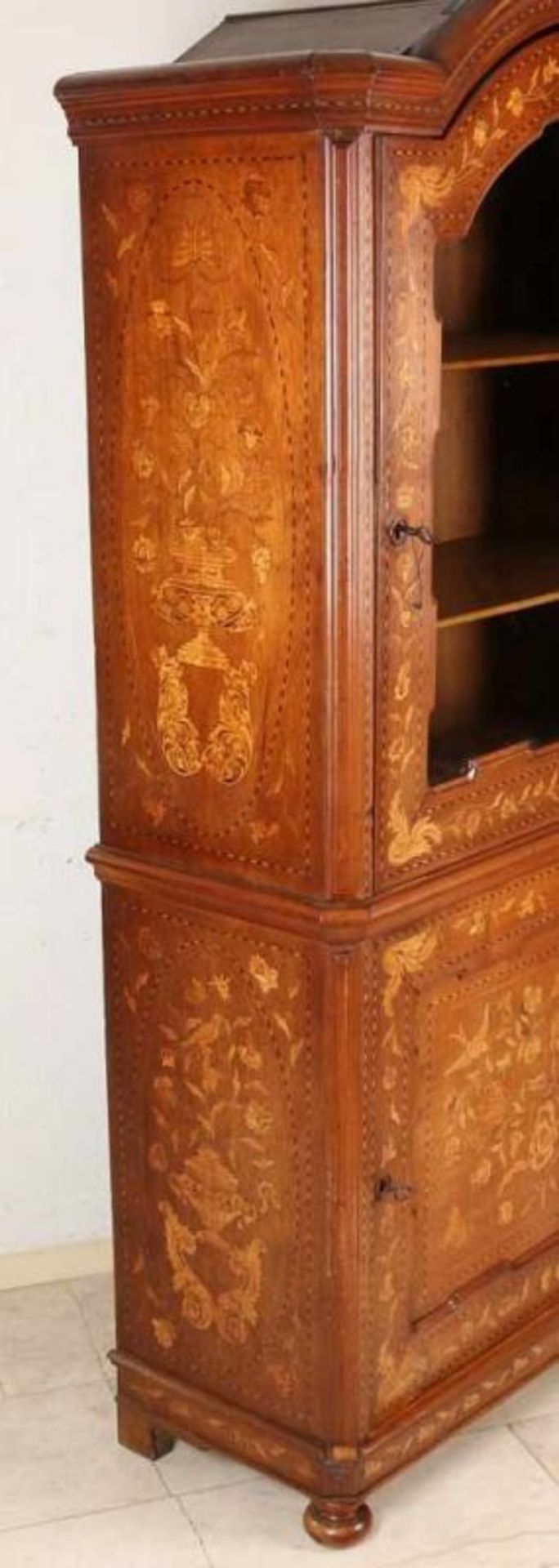 19th century Dutch double door walnut display cabinet with floral intarsia and birds. Also on sides. - Bild 2 aus 2