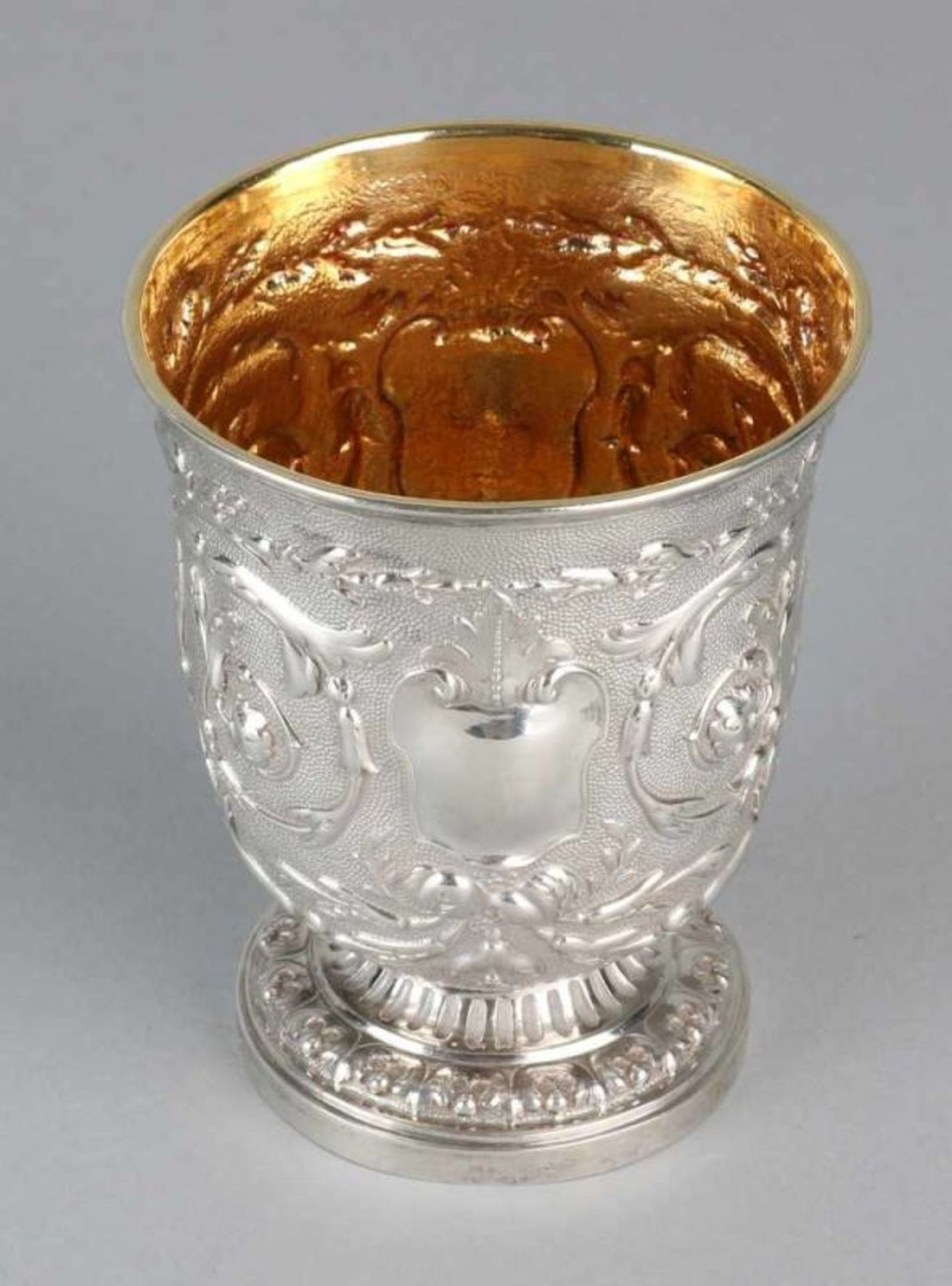 19th century Russian silver cup, 84 zolotniks, 875/000, with floral arrangement and with shields, - Bild 3 aus 3