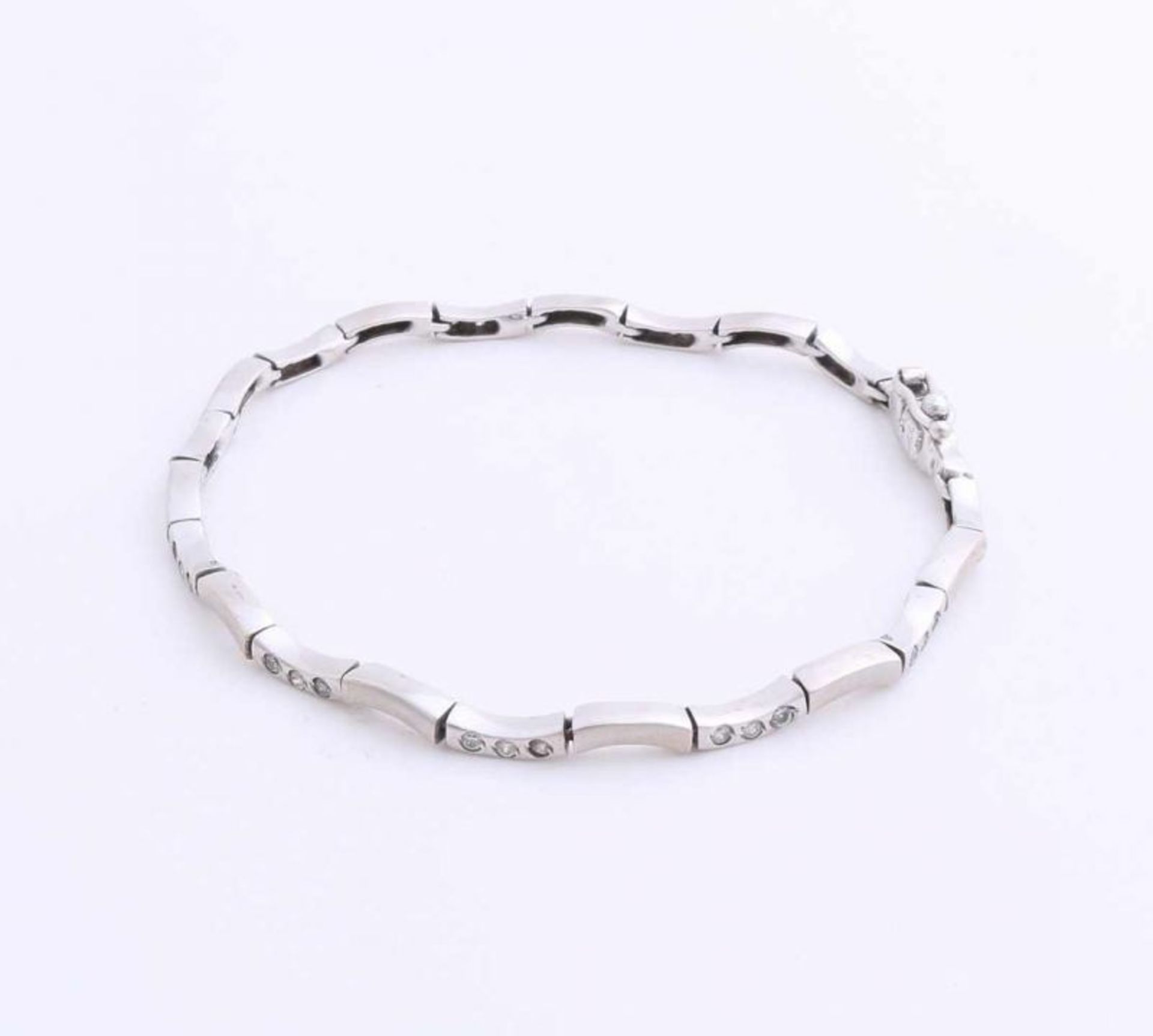 White gold bracelet, 585/000, with diamond. Fine bracelet with wavy links alternately matted or