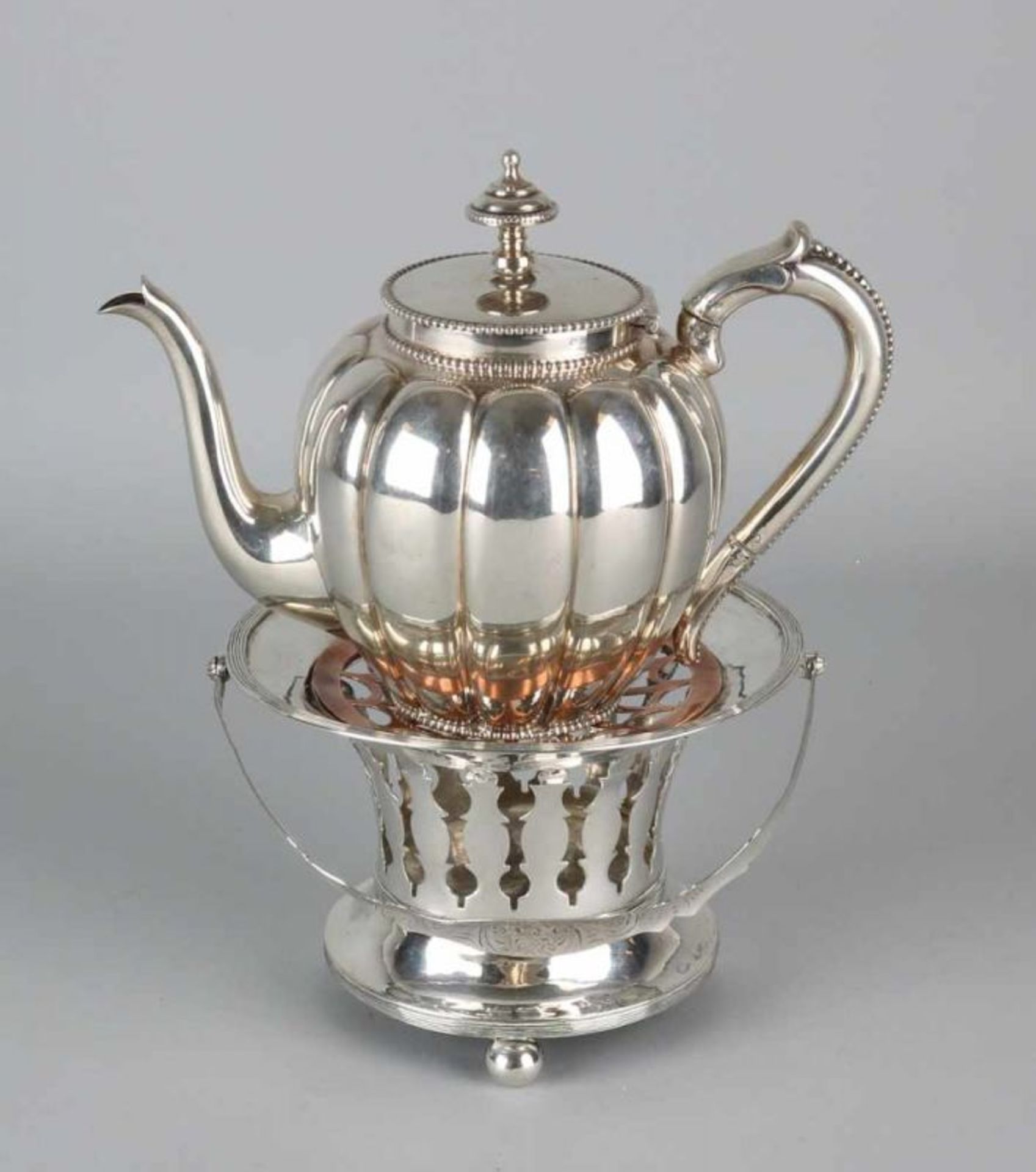 Silver stove and kettle, 833/000, sphere kettle with lobed pattern with pearl edge, MT .: JM Van