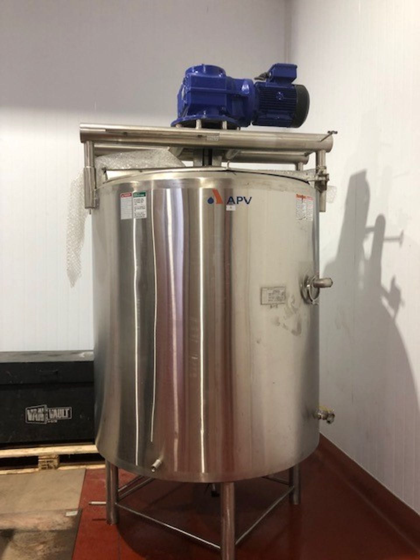 APV 2000 LITRE STAINLESS STEEL TANK