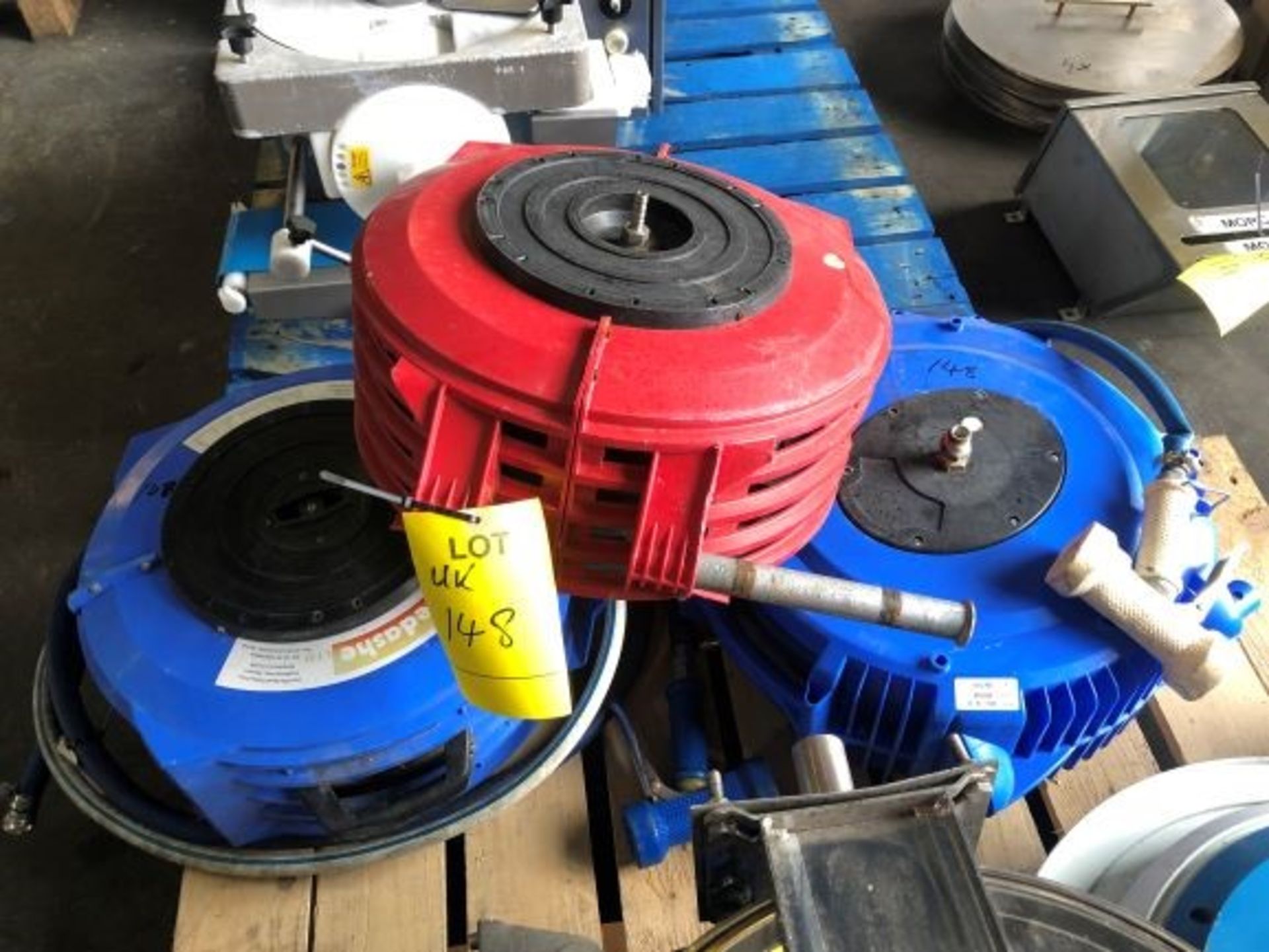 RETRACTABLE HOSE REELS