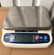 TABLE-TOP WEIGHING SCALES