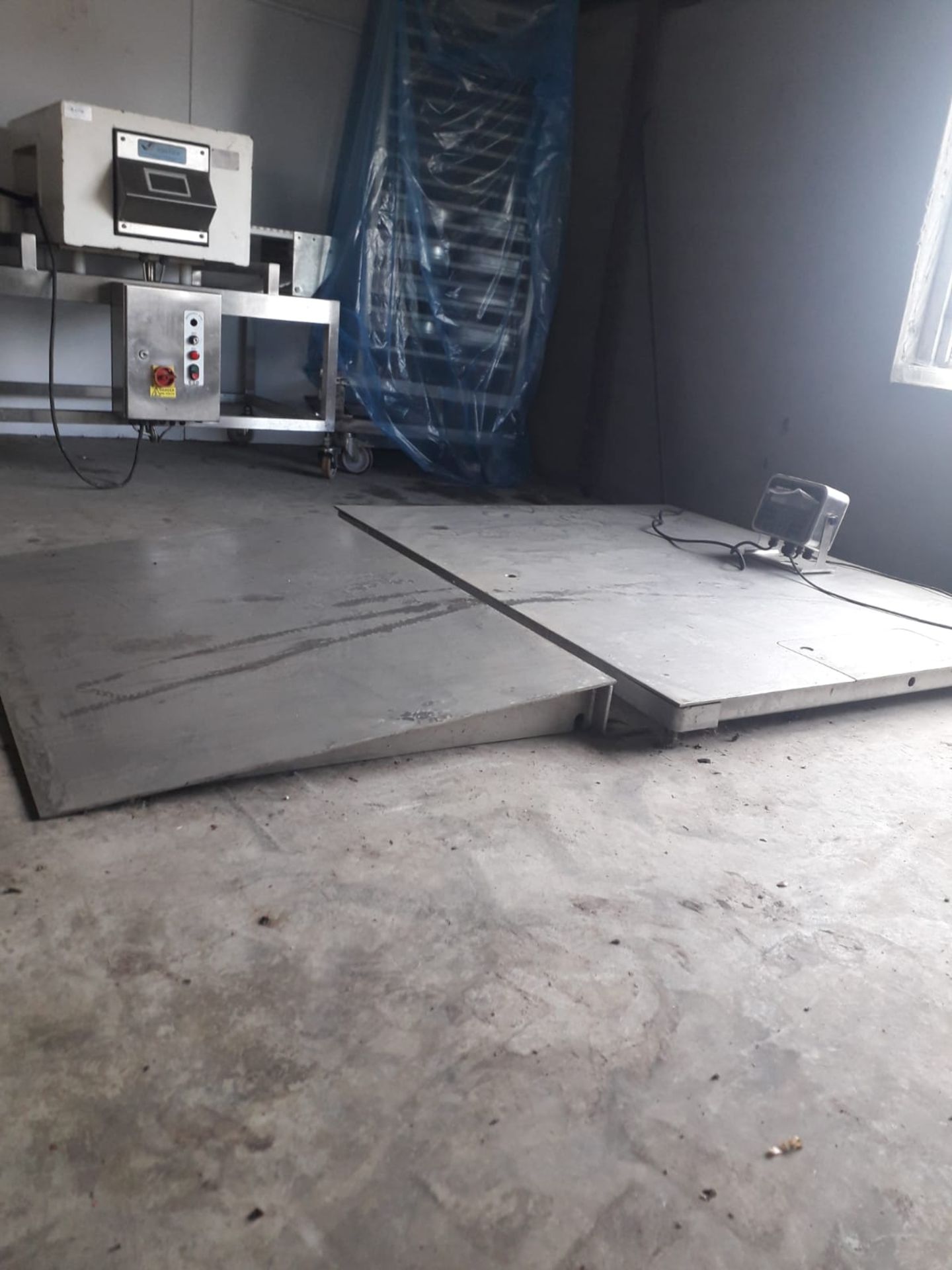 FLOOR SCALE WITH RAMP