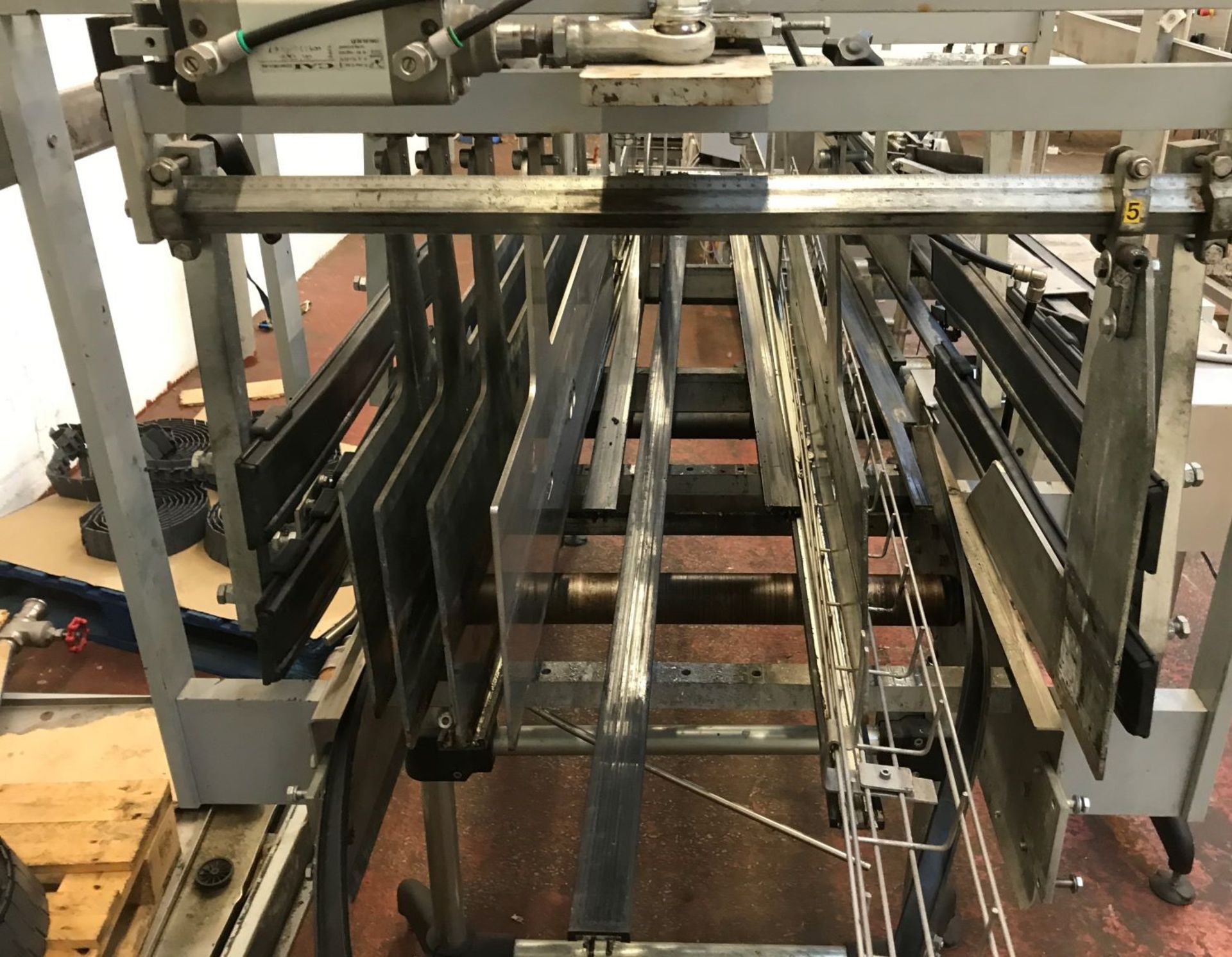 CONVERGING CONVEYOR SYSTEM FOR BOTTLES / JARS - Image 15 of 22