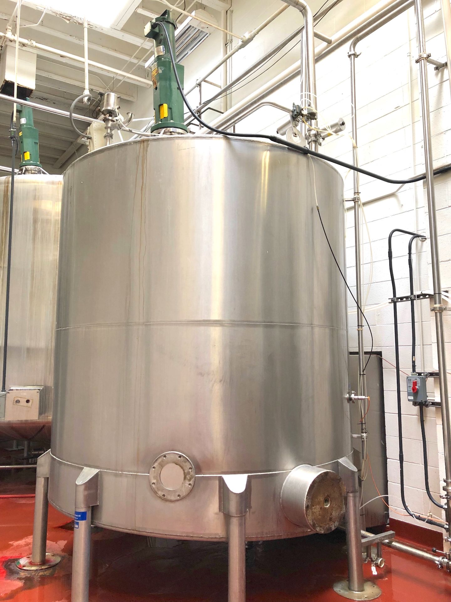 The Heil Co. 3100 Gallon Stainless Steel Vertical Mixing Tank