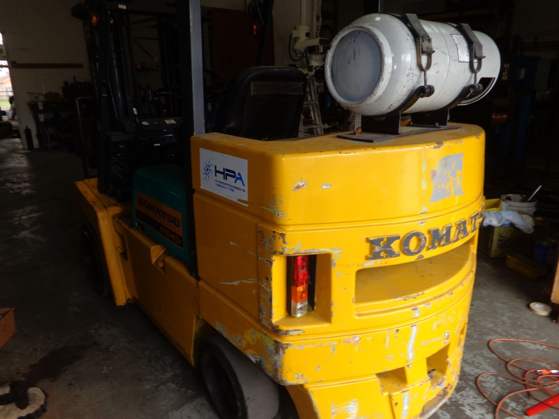 KOMATSU FG45S-4 FORKLIFT, 9,000 LB CAPACITY, 3-STAGE MAST, SIDE SHIFT, LPG, LOAD LIGHTS, DUAL - Image 4 of 9