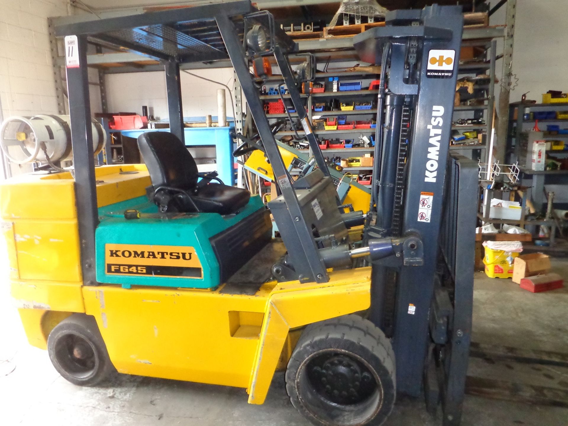 KOMATSU FG45S-4 FORKLIFT, 9,000 LB CAPACITY, 3-STAGE MAST, SIDE SHIFT, LPG, LOAD LIGHTS, DUAL - Image 5 of 9