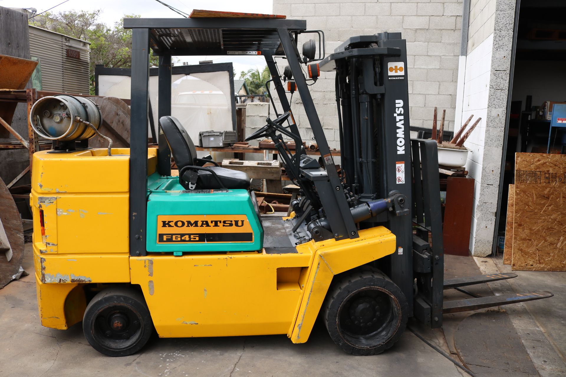 KOMATSU FG45S-4 FORKLIFT, 9,000 LB CAPACITY, 3-STAGE MAST, SIDE SHIFT, LPG, LOAD LIGHTS, DUAL