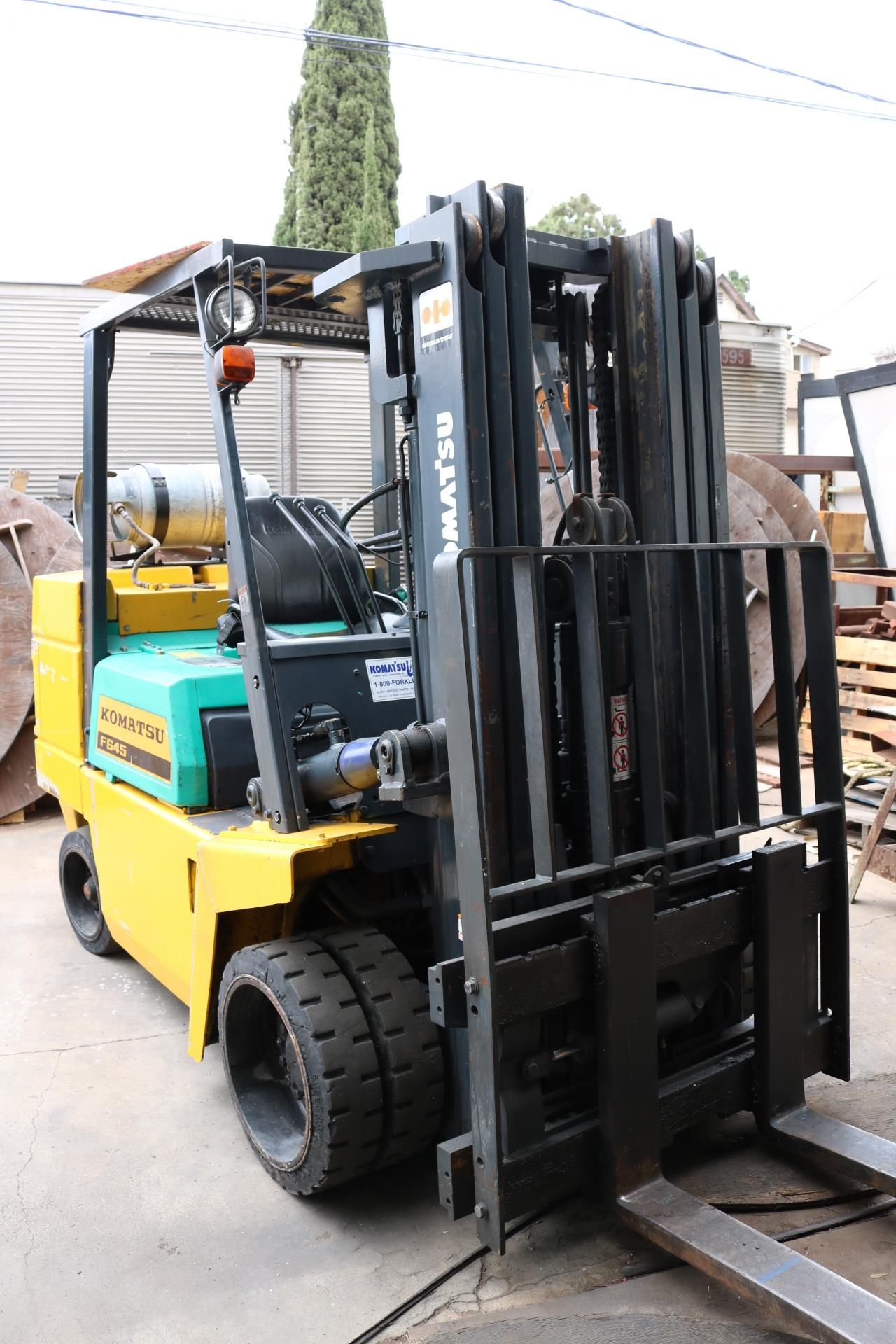 KOMATSU FG45S-4 FORKLIFT, 9,000 LB CAPACITY, 3-STAGE MAST, SIDE SHIFT, LPG, LOAD LIGHTS, DUAL - Image 2 of 9