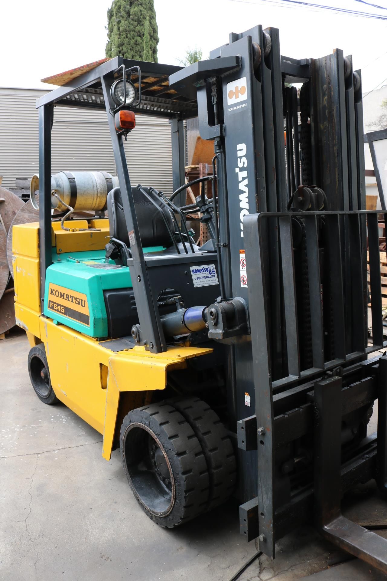 KOMATSU FG45S-4 FORKLIFT, 9,000 LB CAPACITY, 3-STAGE MAST, SIDE SHIFT, LPG, LOAD LIGHTS, DUAL - Image 9 of 9