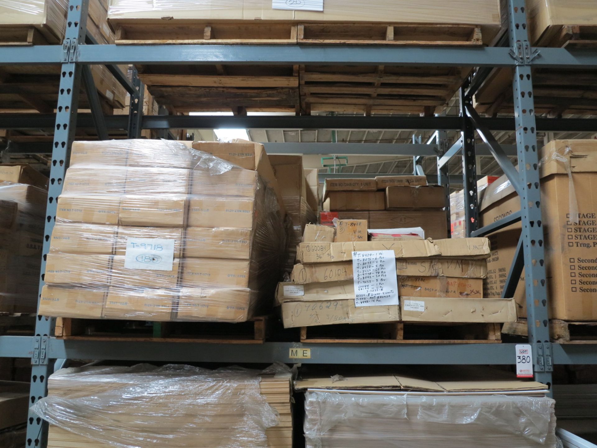 LOT - CONTENTS OF (2) SECTIONS OF PALLET RACK TO INCLUDE: ITEM # 50681, 5FT L. ADD ON SET 82" HIGH W - Bild 4 aus 8