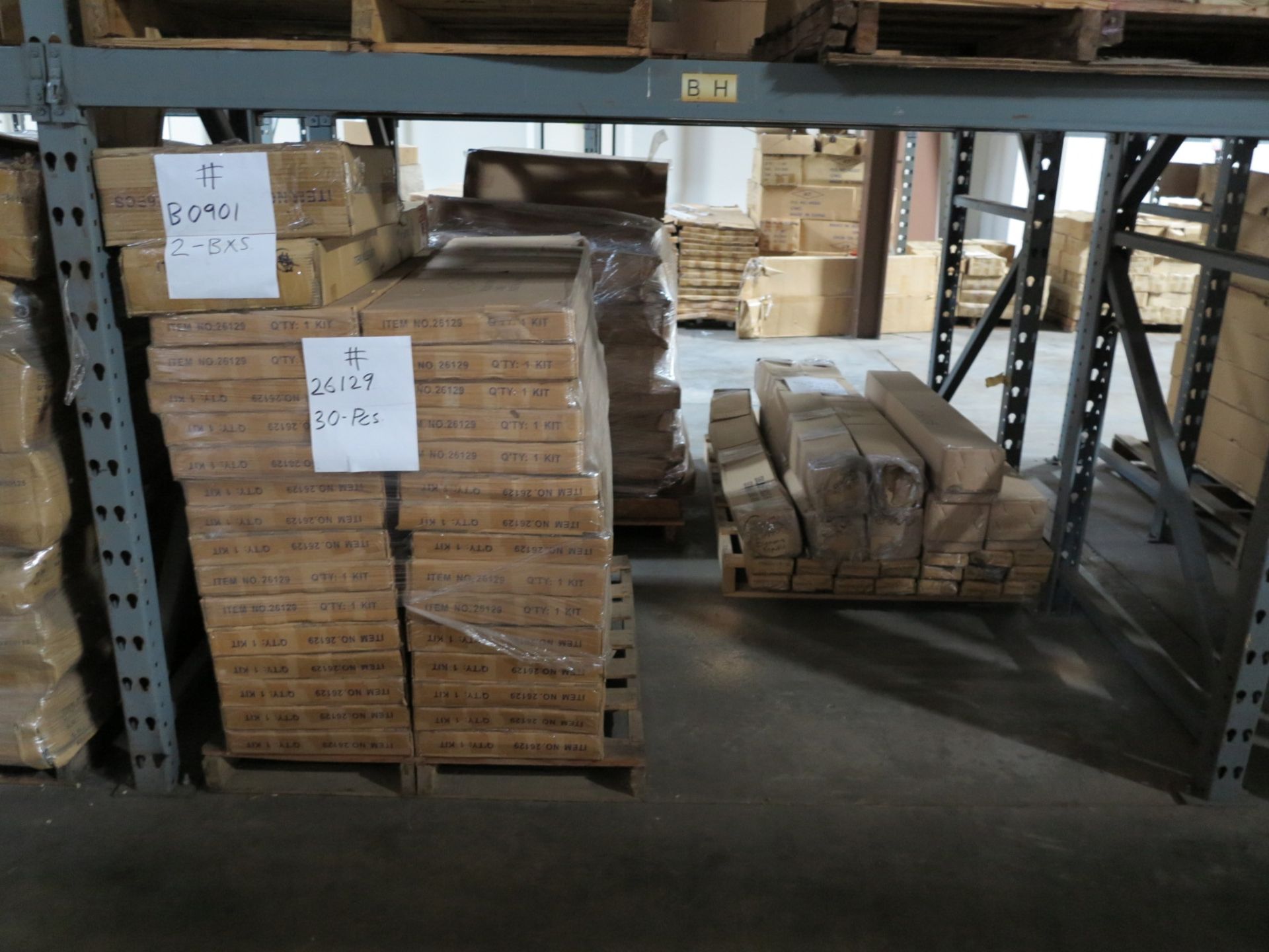 LOT - CONTENTS OF (2) SECTIONS OF PALLET RACK TO INCLUDE: ITEM # 26129, 2 WAY COSTUMER W CASTERS ( - Bild 3 aus 8
