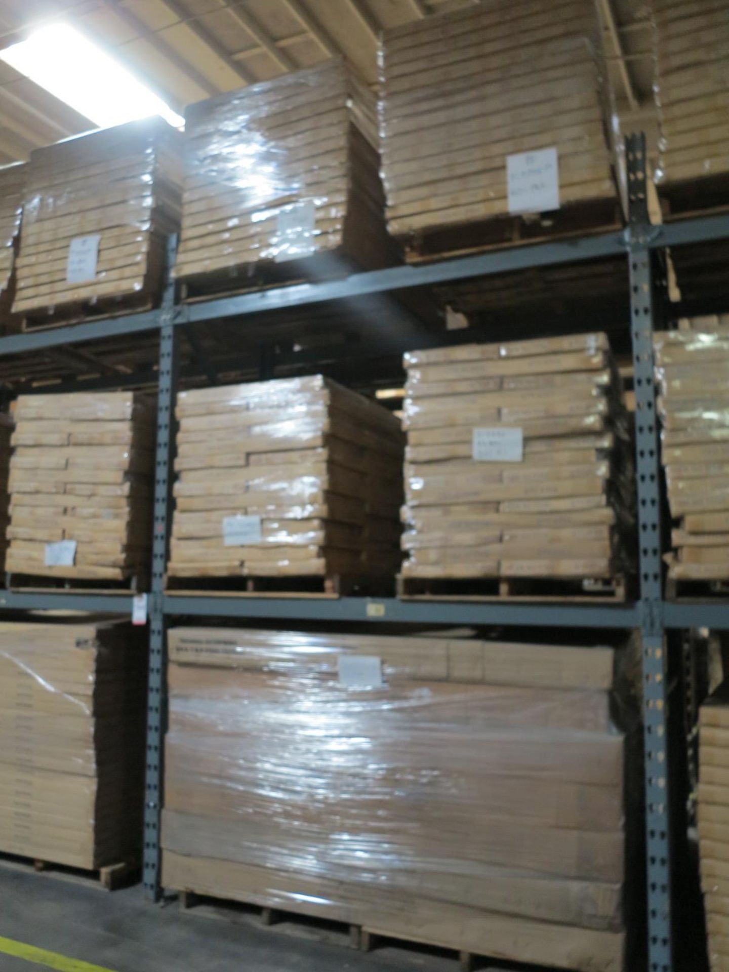 LOT - CONTENTS OF (2) SECTIONS OF PALLET RACK TO INCLUDE: ITEM # T8946, ADJUSTABLE HANGBAR, SUEDE - Bild 2 aus 8