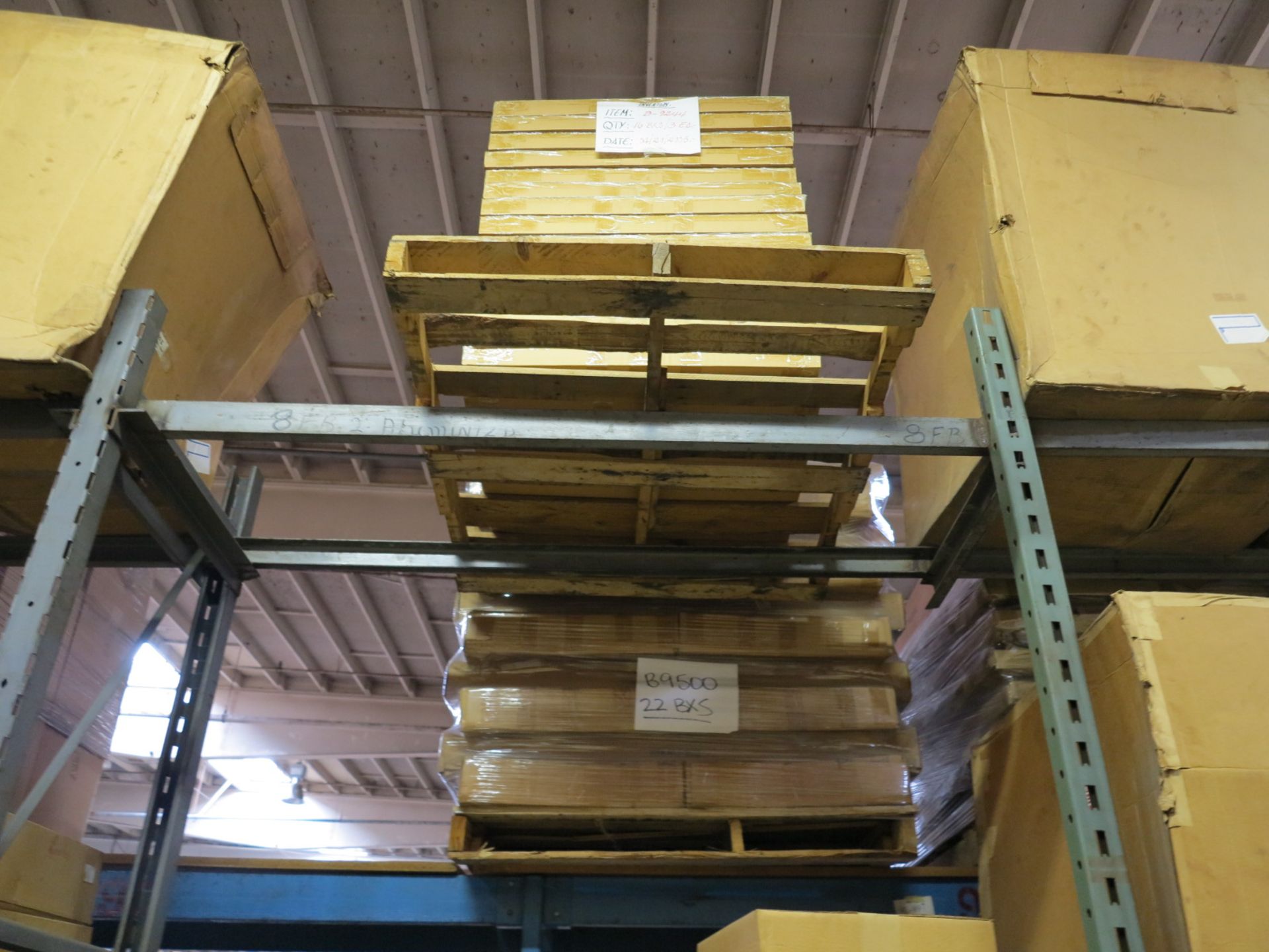 LOT - CONTENTS OF (2) SECTIONS OF PALLET RACK TO INCLUDE: CASTERS; ITEM # B9244, MAPLE TOP 32" - Bild 5 aus 8
