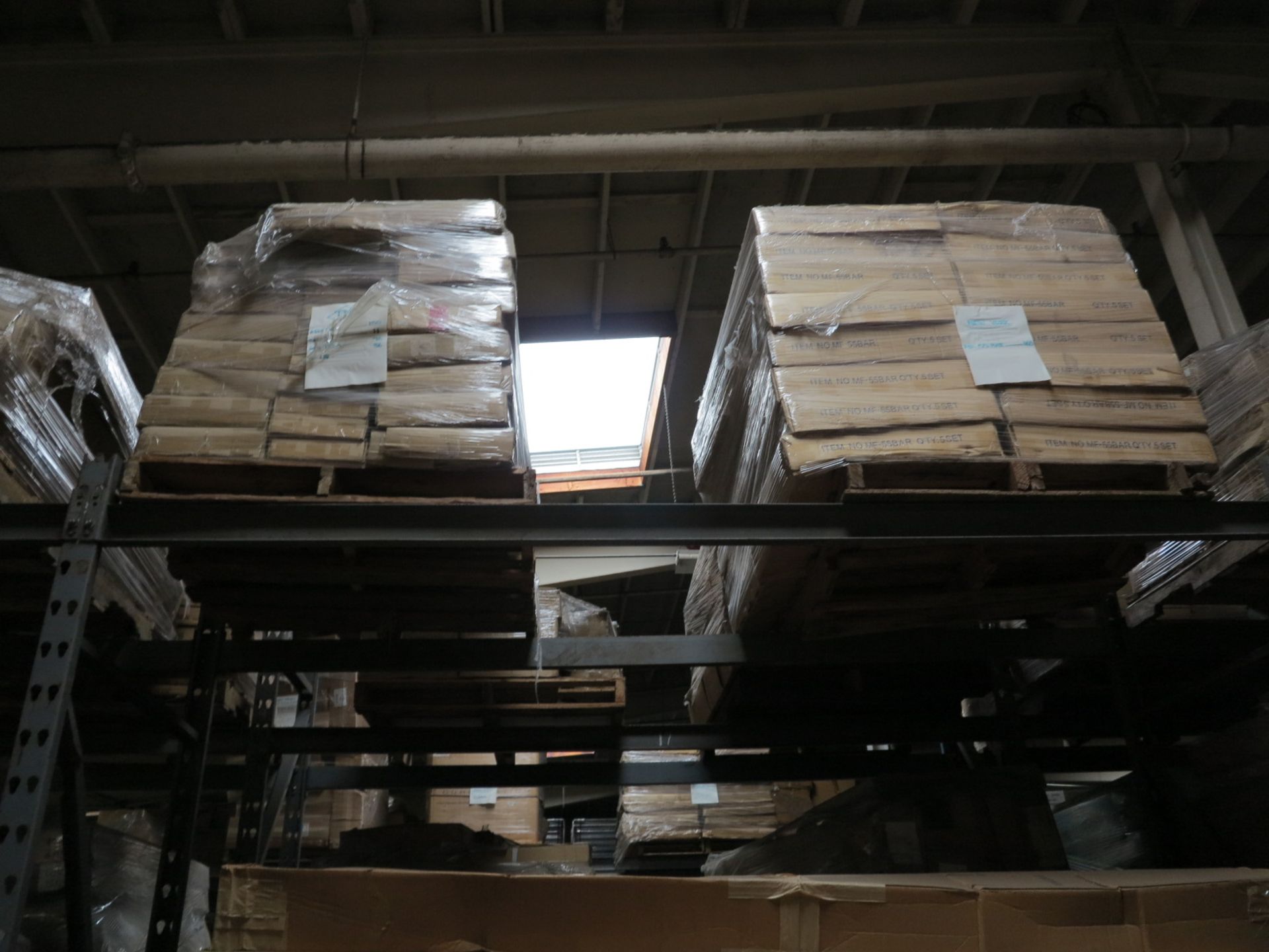 LOT - CONTENTS OF (2) SECTIONS OF PALLET RACK TO INCLUDE: FACEOUTS; HARDWARE; LITHONIA LIGHTING; - Bild 6 aus 6