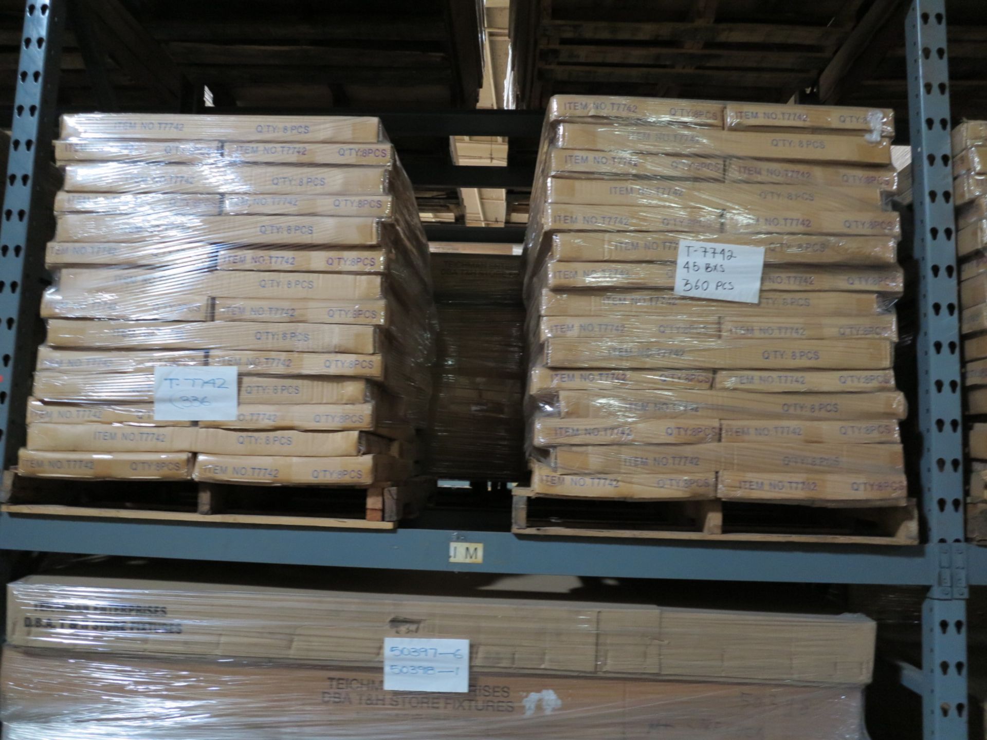 LOT - CONTENTS OF (2) SECTIONS OF PALLET RACK TO INCLUDE: ITEM # T8946, ADJUSTABLE HANGBAR, SUEDE - Bild 7 aus 8