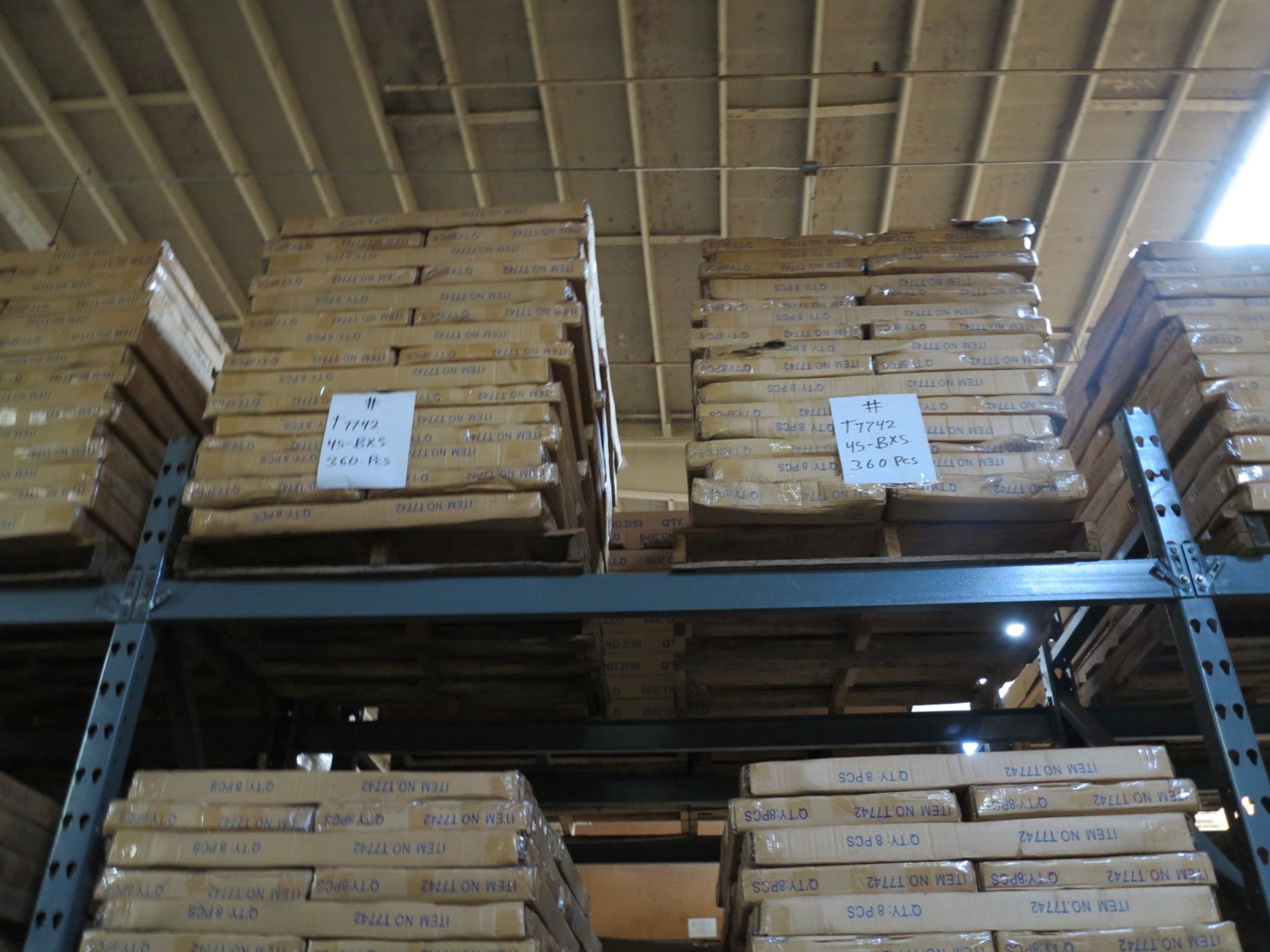 LOT - CONTENTS OF (3) SECTIONS OF PALLET RACK TO INCLUDE: ITEM #25157, BED / BATH FIXTURES; ITEM # - Bild 7 aus 12