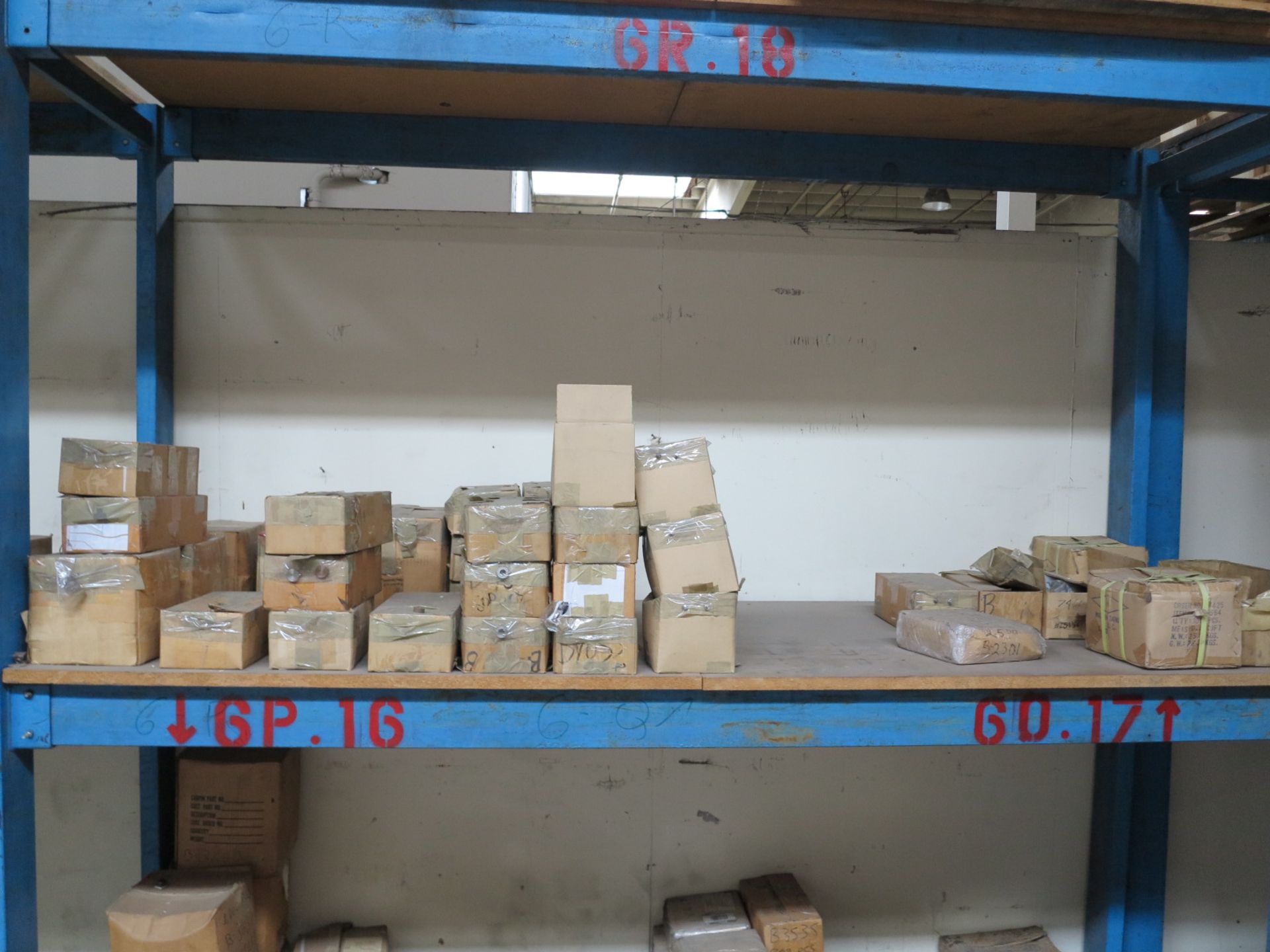 LOT - CONTENTS OF (2) SECTIONS OF PALLET RACK TO INCLUDE VARIOUS HARDWARE: FASTENERS; FASTENING - Bild 5 aus 6