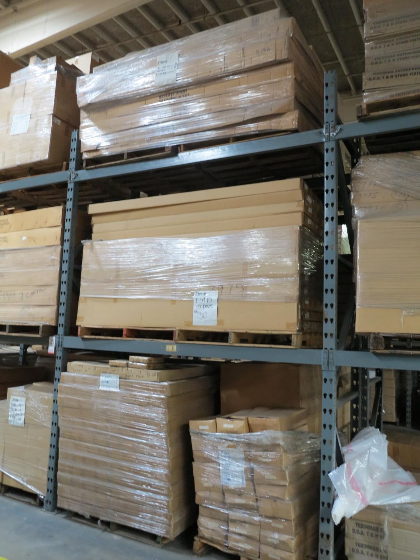 LOT - CONTENTS OF (2) SECTIONS OF PALLET RACK TO INCLUDE: ITEM # T3975, 2 TIER CLAMP ON - Bild 2 aus 8