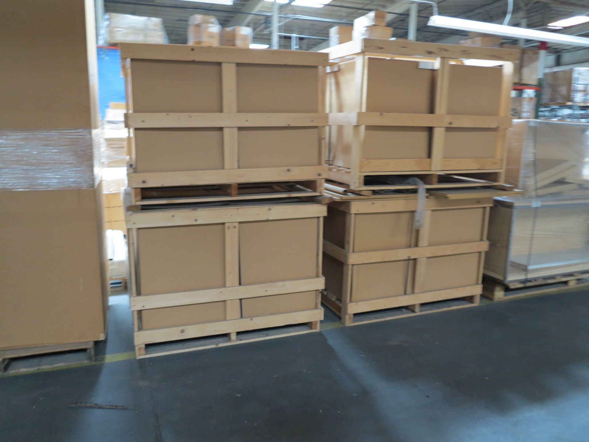 LOT - (4) CRATES AND APPROX. (8) PALLETS TO INCLUDE: ITEM #90428, ETAGERE; ITEM #T1440, FLOOR SIGN 4 - Bild 2 aus 3