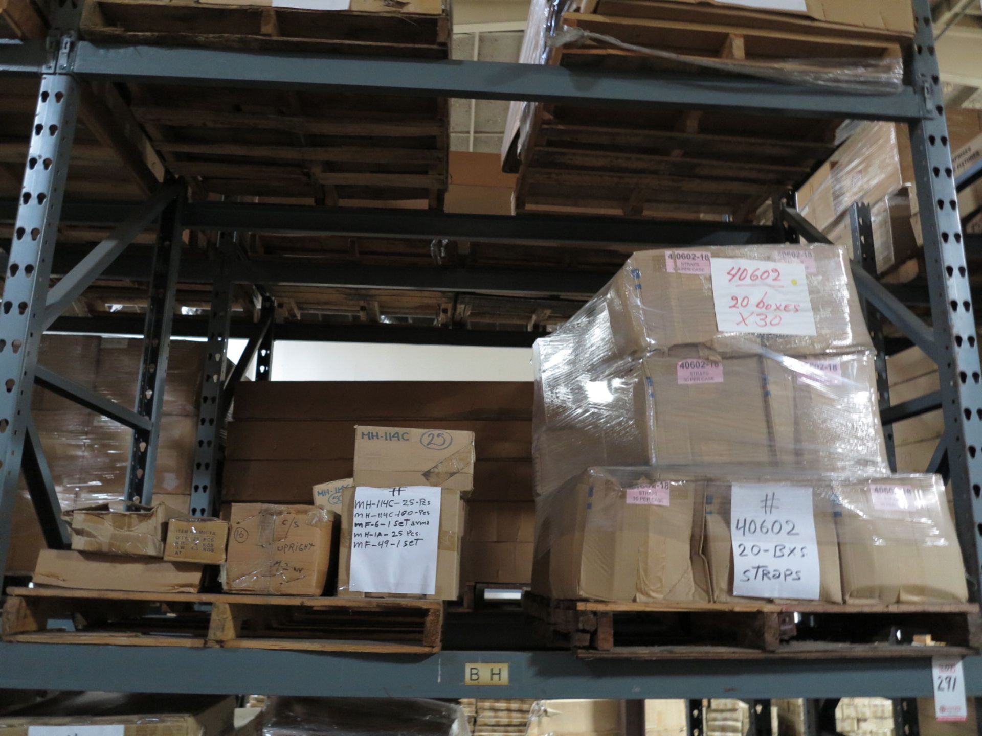 LOT - CONTENTS OF (2) SECTIONS OF PALLET RACK TO INCLUDE: ITEM # 26129, 2 WAY COSTUMER W CASTERS ( - Bild 4 aus 8