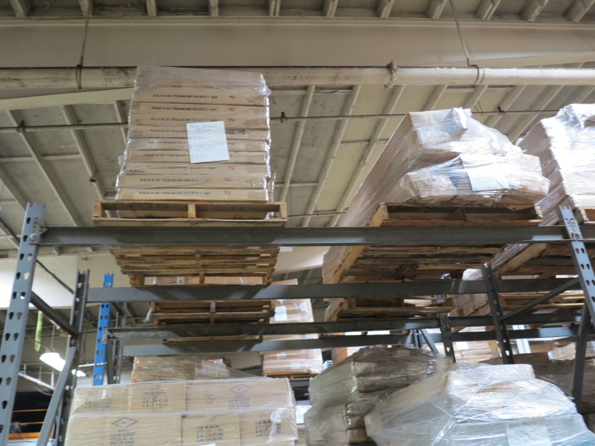 LOT - CONTENTS OF (2) SECTIONS OF PALLET RACK TO INCLUDE: FACEOUTS; HARDWARE; LITHONIA LIGHTING; - Bild 3 aus 6
