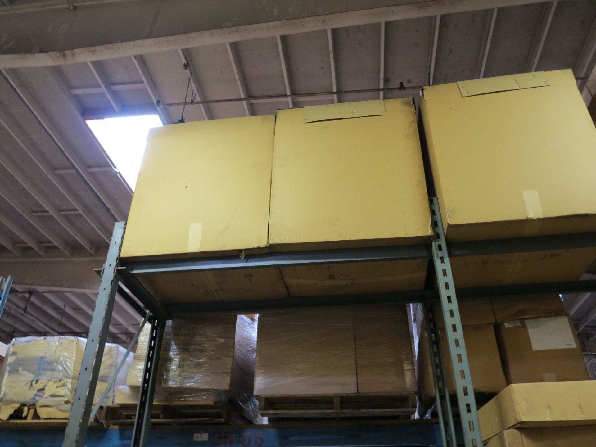 LOT - CONTENTS OF (2) SECTIONS OF PALLET RACK TO INCLUDE: MISC. RACKS - Bild 6 aus 9