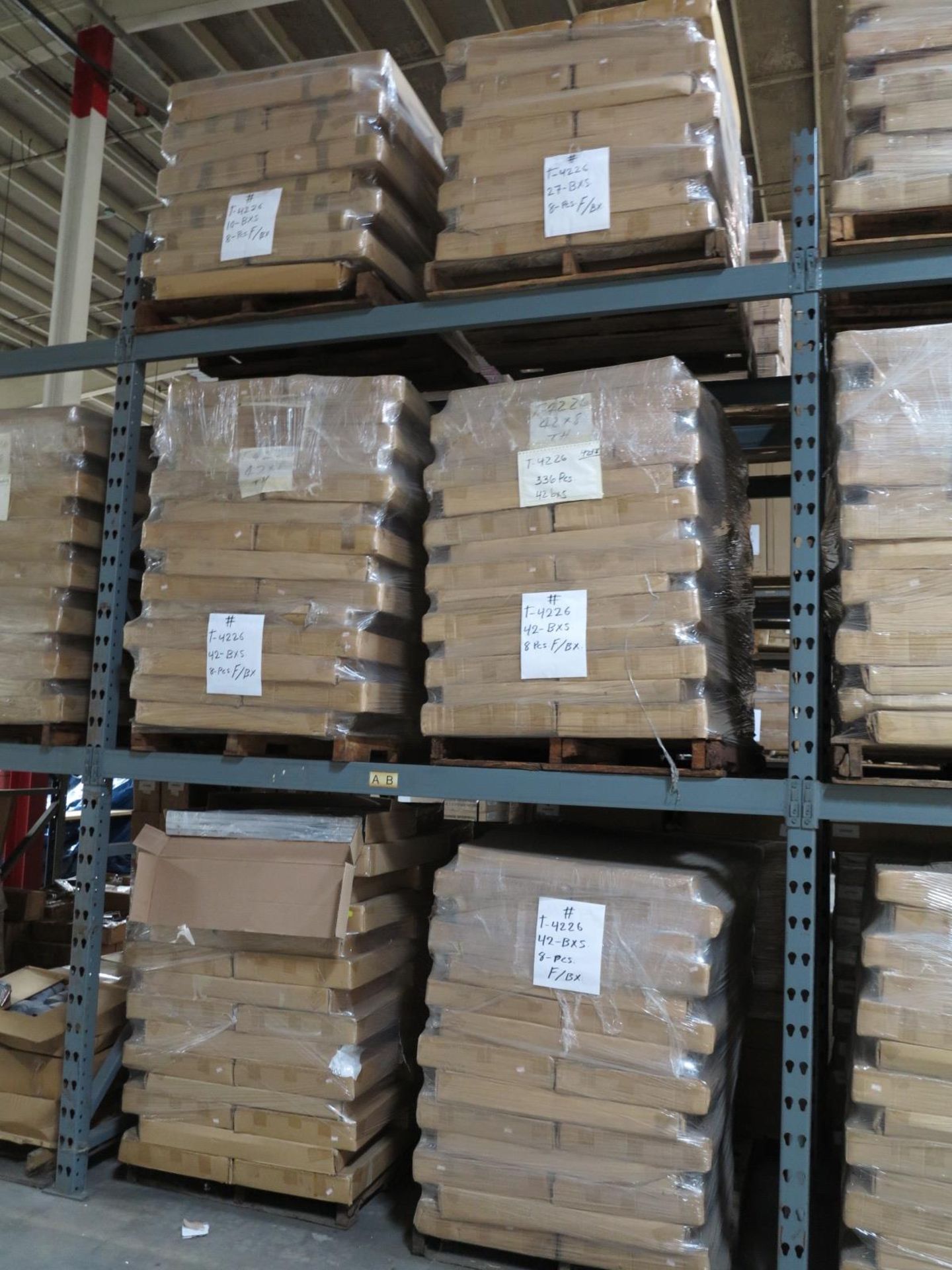 LOT - CONTENTS OF (3) SECTIONS OF PALLET RACK TO INCLUDE: ITEM # T4226, ARM STR. 16" - Bild 2 aus 10