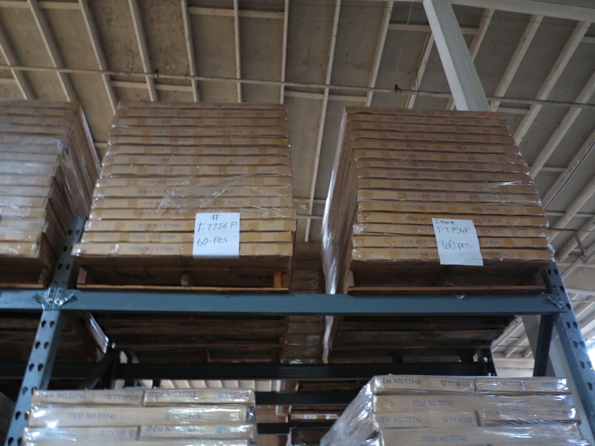 LOT - CONTENTS OF (2) SECTIONS OF PALLET RACK TO INCLUDE: ITEM # T8946, ADJUSTABLE HANGBAR, SUEDE - Bild 5 aus 8