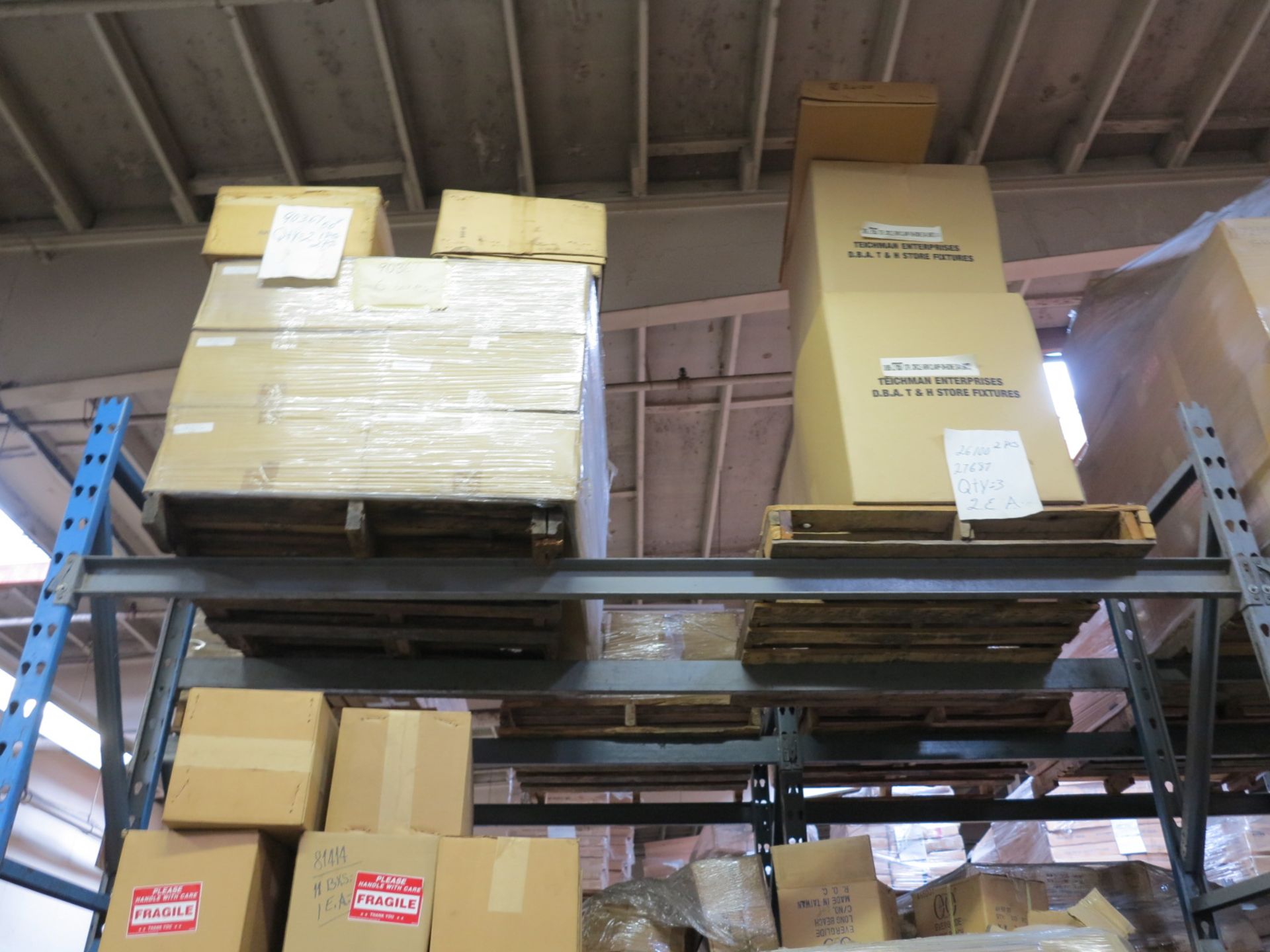 LOT - CONTENTS OF (2) SECTIONS OF PALLET RACK TO INCLUDE: CASTERS; ITEM # 80395, EARRING SPINNER W - Bild 5 aus 8