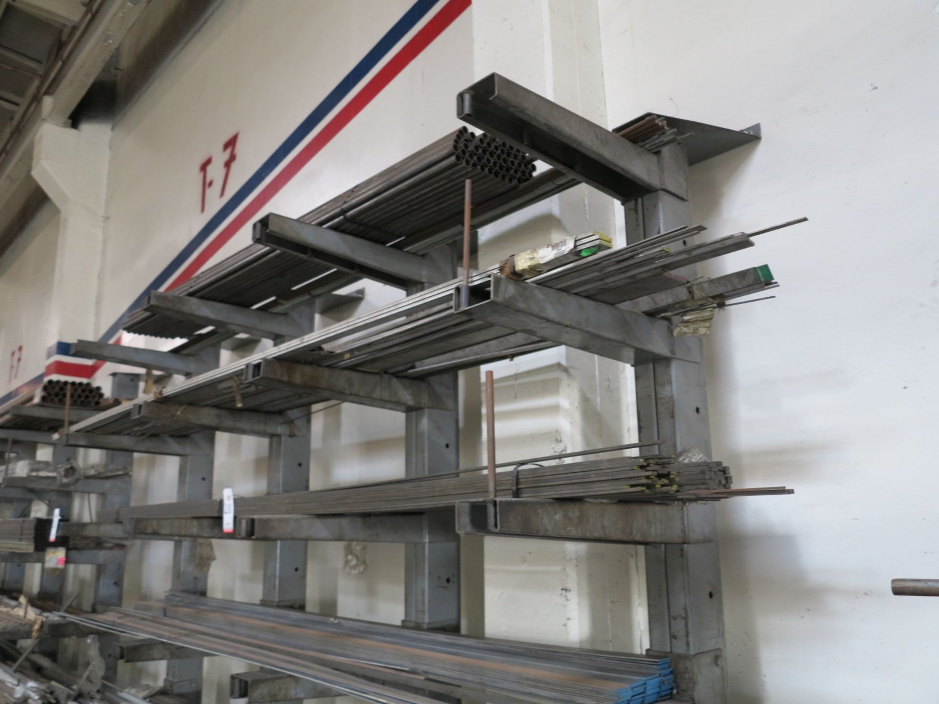 LOT - CONTENTS OF CANTILEVER RACK TO INCLUDE: MISC 10' & 12' USEABLE STEEL BAR, PIPE, ETC. - Bild 2 aus 3