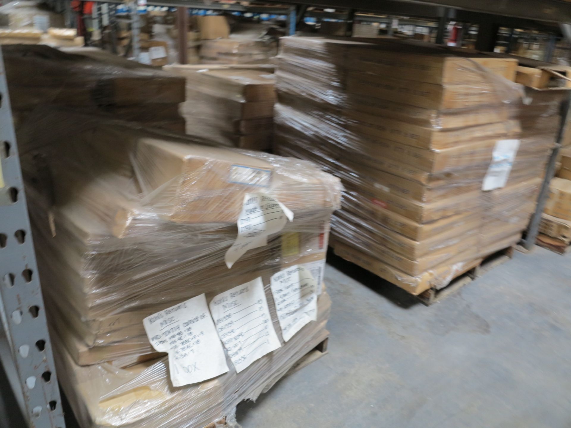 LOT - CONTENTS OF (2) SECTIONS OF PALLET RACK TO INCLUDE: FACEOUTS; HARDWARE; LITHONIA LIGHTING; - Bild 4 aus 6