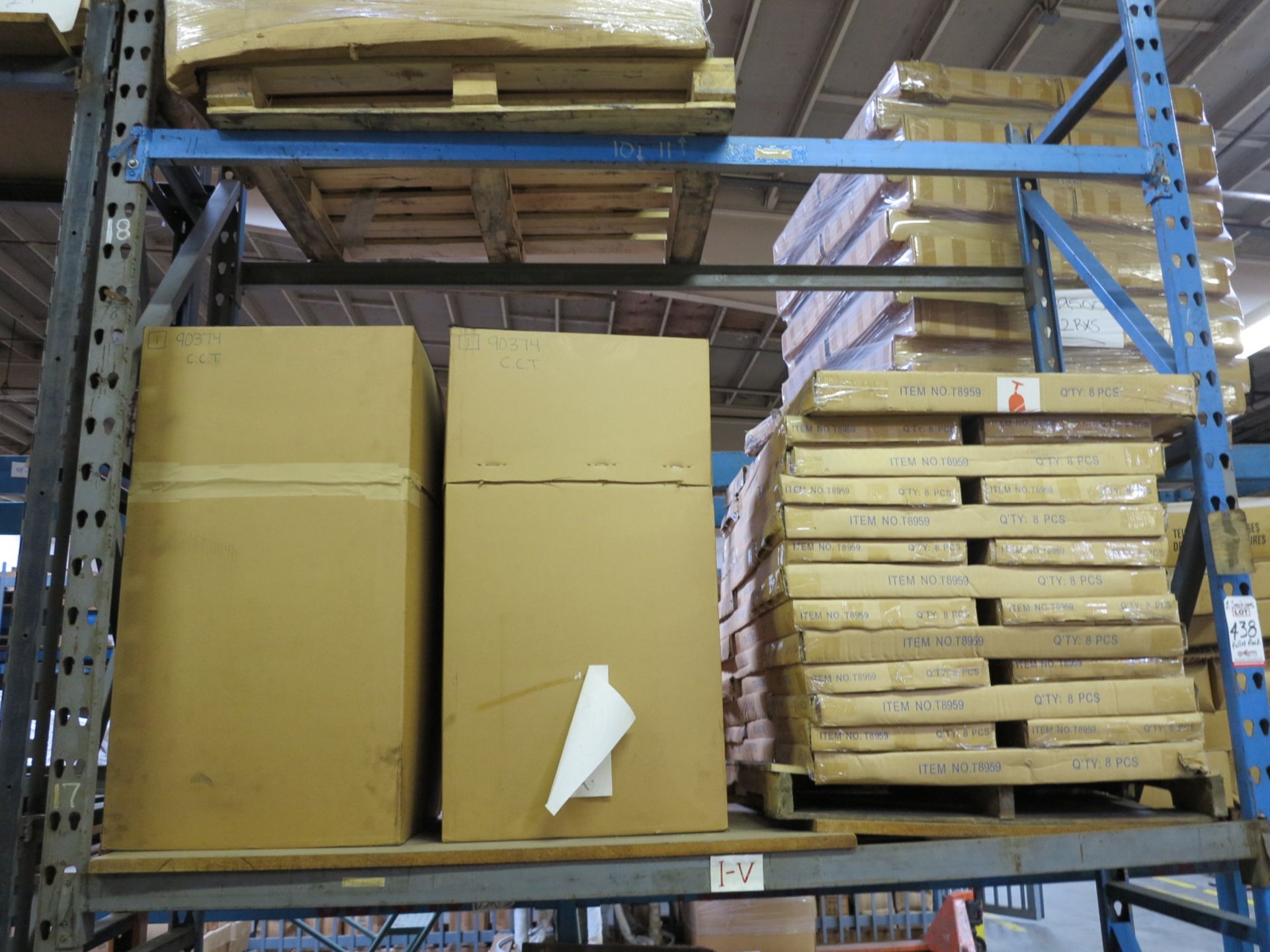 LOT - CONTENTS OF (2) SECTIONS OF PALLET RACK TO INCLUDE: GLASS SHELVES; ITEM # 60724, RACK RND. 42" - Bild 10 aus 12