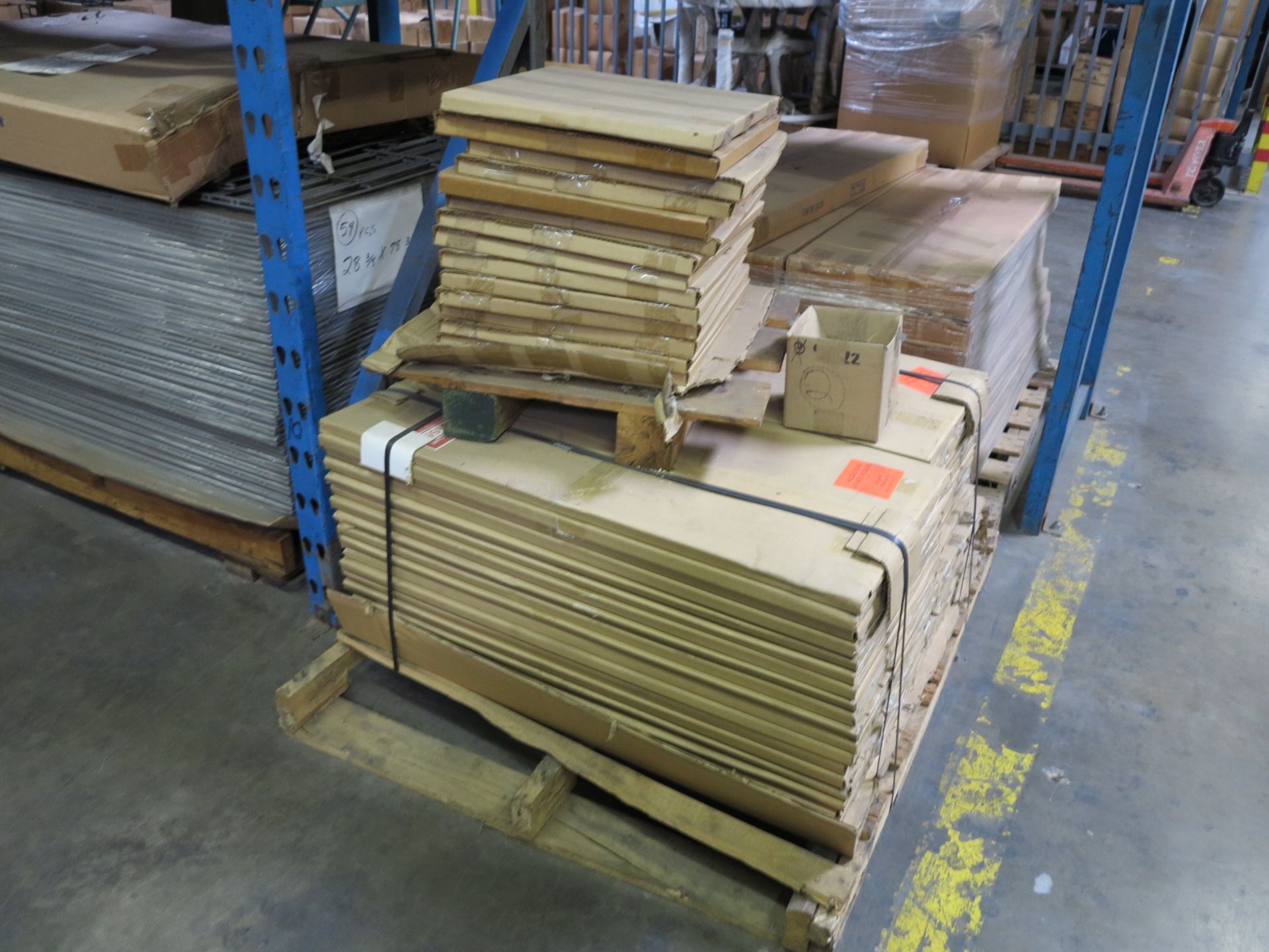 LOT - CONTENTS OF (2) SECTIONS OF PALLET RACK TO INCLUDE: GLASS SHELVES; ITEM # 60724, RACK RND. 42" - Bild 12 aus 12