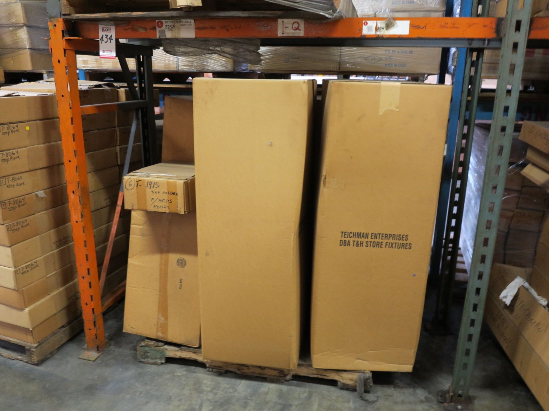 LOT - CONTENTS OF (2) SECTIONS OF PALLET RACK TO INCLUDE: MISC. RACKS - Bild 4 aus 9