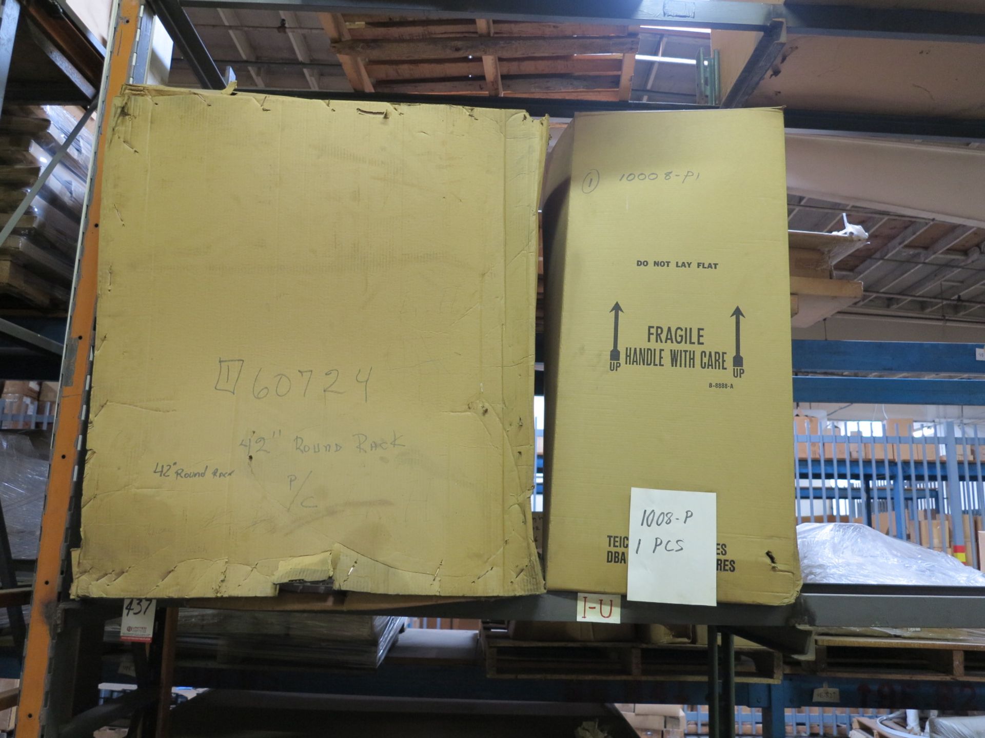 LOT - CONTENTS OF (2) SECTIONS OF PALLET RACK TO INCLUDE: GLASS SHELVES; ITEM # 60724, RACK RND. 42" - Bild 5 aus 12