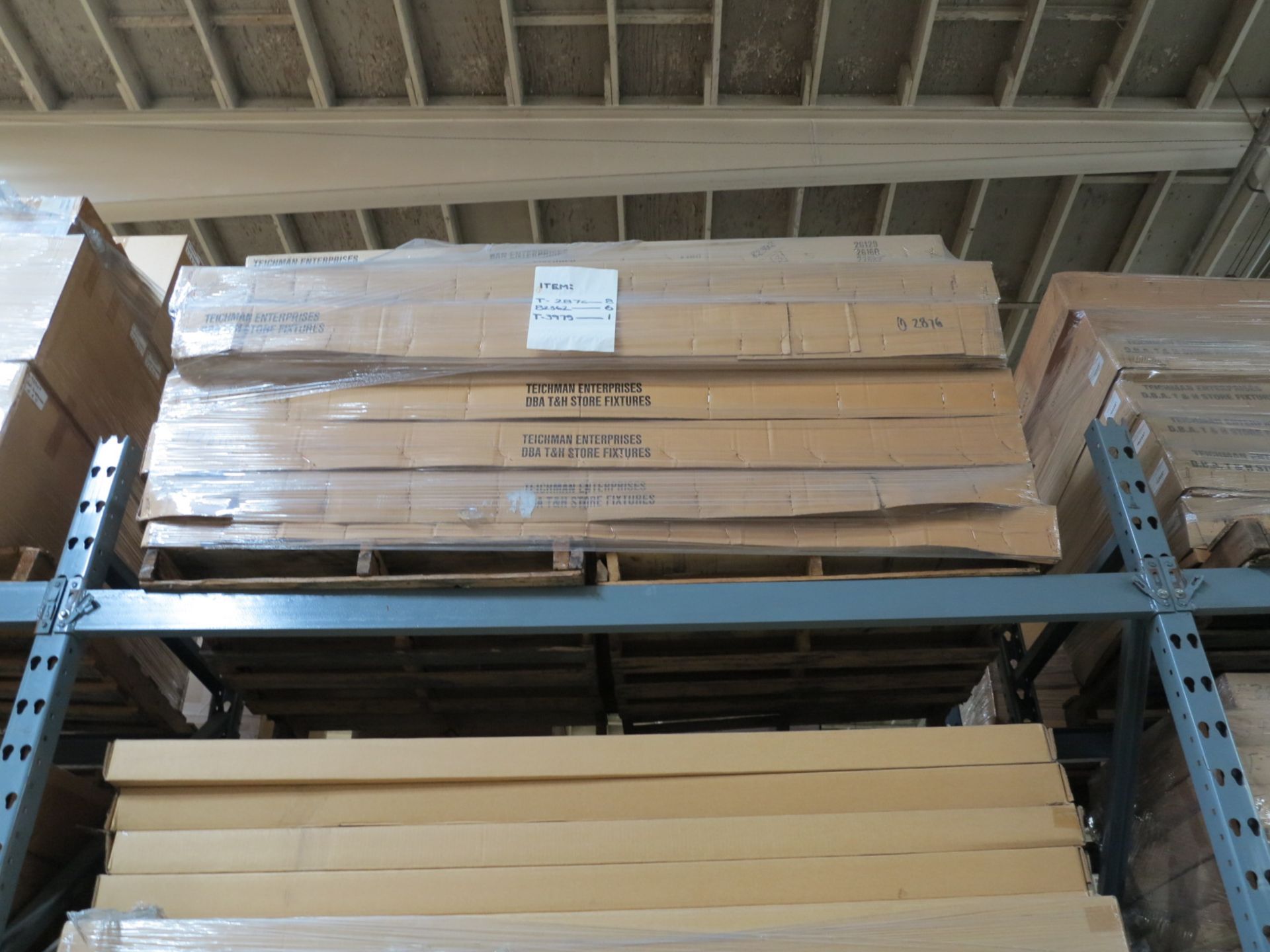 LOT - CONTENTS OF (2) SECTIONS OF PALLET RACK TO INCLUDE: ITEM # T3975, 2 TIER CLAMP ON - Bild 6 aus 8