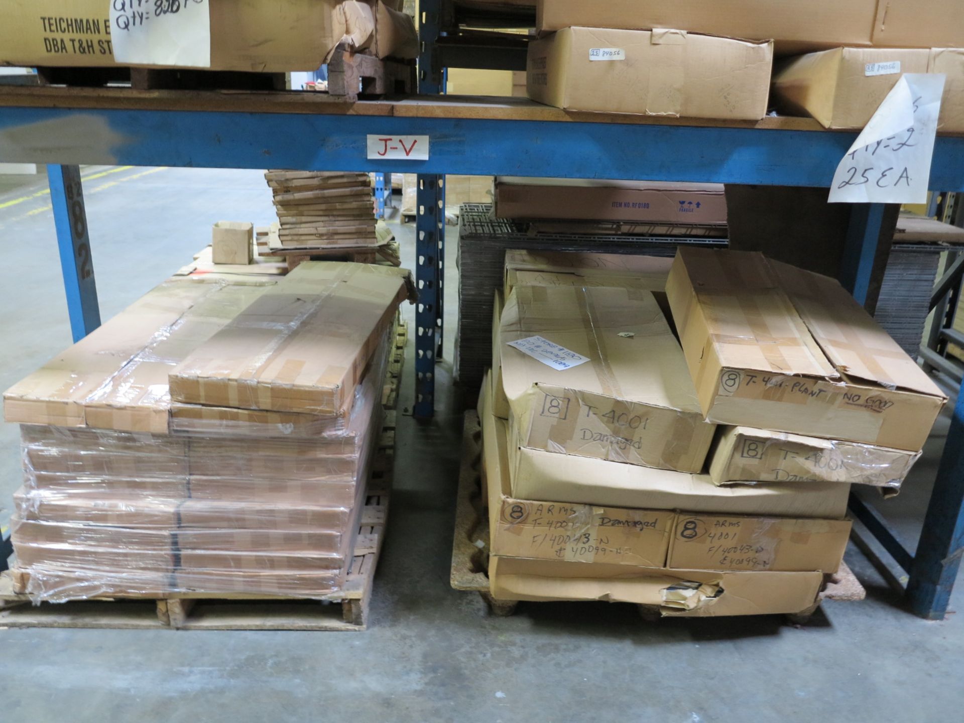 LOT - CONTENTS OF (2) SECTIONS OF PALLET RACK TO INCLUDE: ITEM # 26129, 2 WAY COSTUMER W CASTERS ( - Bild 3 aus 7