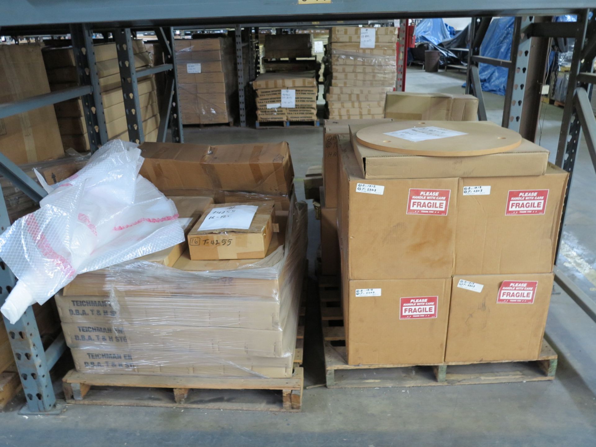 LOT - CONTENTS OF (2) SECTIONS OF PALLET RACK TO INCLUDE: ITEM # T3975, 2 TIER CLAMP ON - Bild 3 aus 8