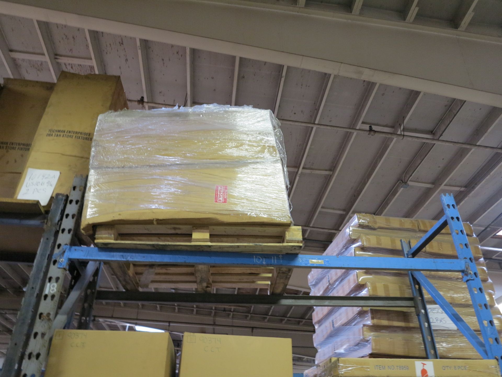 LOT - CONTENTS OF (2) SECTIONS OF PALLET RACK TO INCLUDE: GLASS SHELVES; ITEM # 60724, RACK RND. 42" - Bild 11 aus 12
