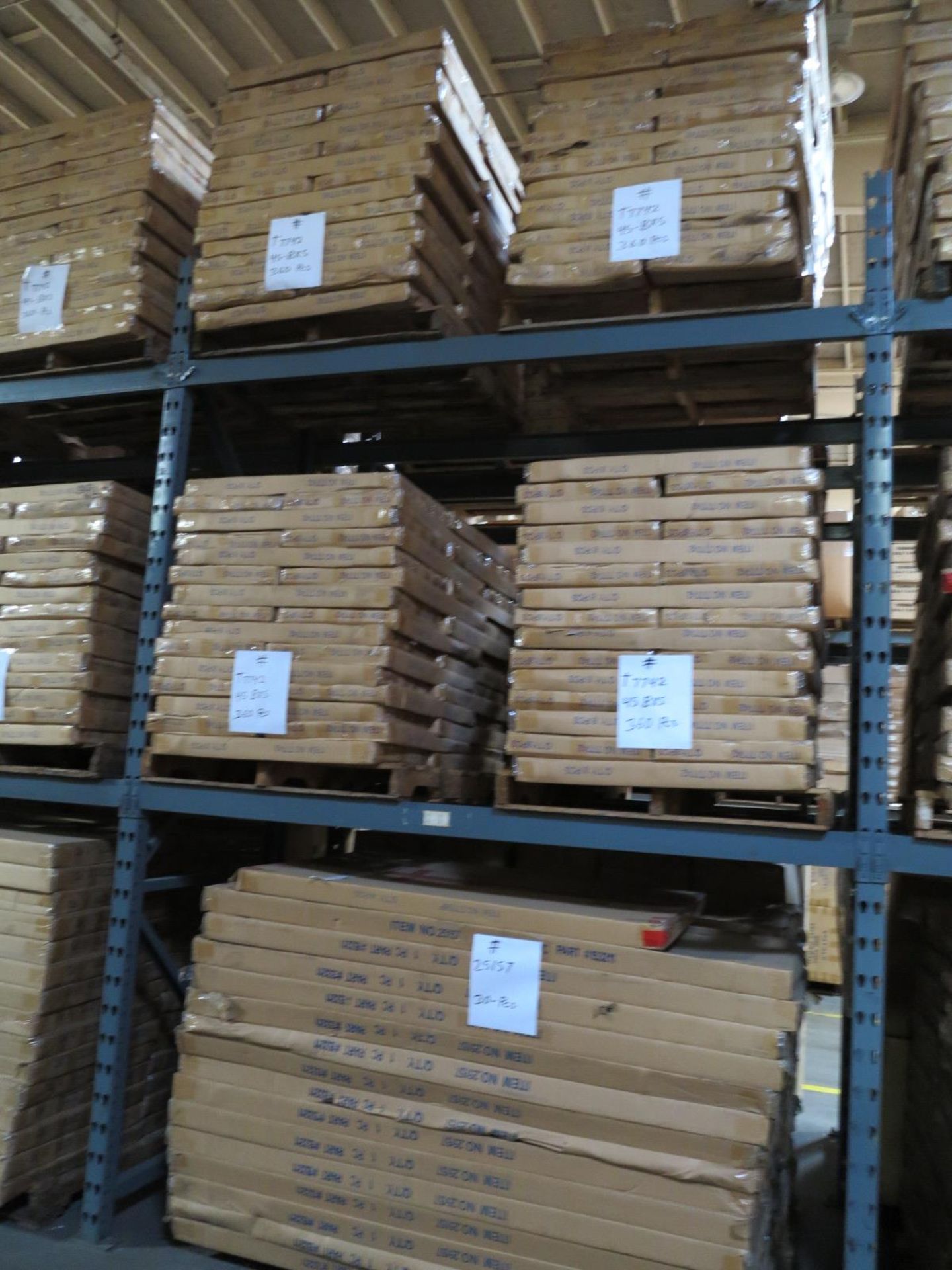 LOT - CONTENTS OF (3) SECTIONS OF PALLET RACK TO INCLUDE: ITEM #25157, BED / BATH FIXTURES; ITEM # - Bild 2 aus 12