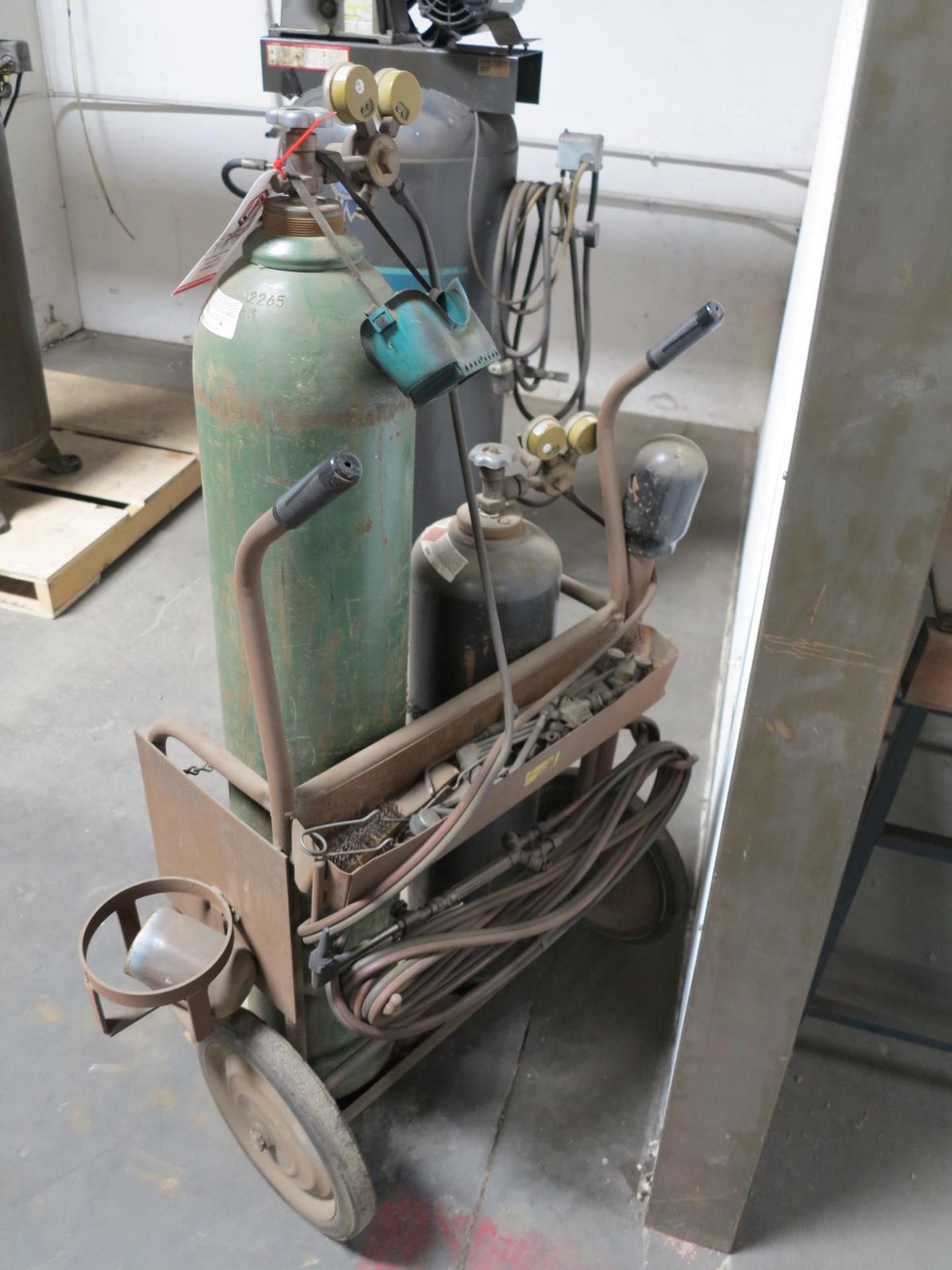 OXY ACETYLENE CUTTING TORCH CART W/ REGULATORS AND TORCH, TANKS NOT INCLUDED - Bild 2 aus 2